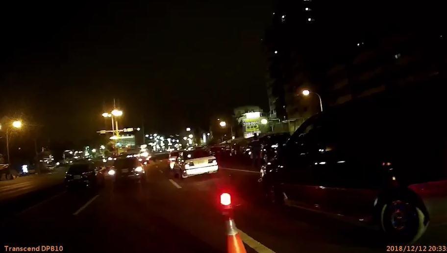 通緝犯拒捕頓時槍聲大作,嫌犯駕車加速逃逸。(警方提供)