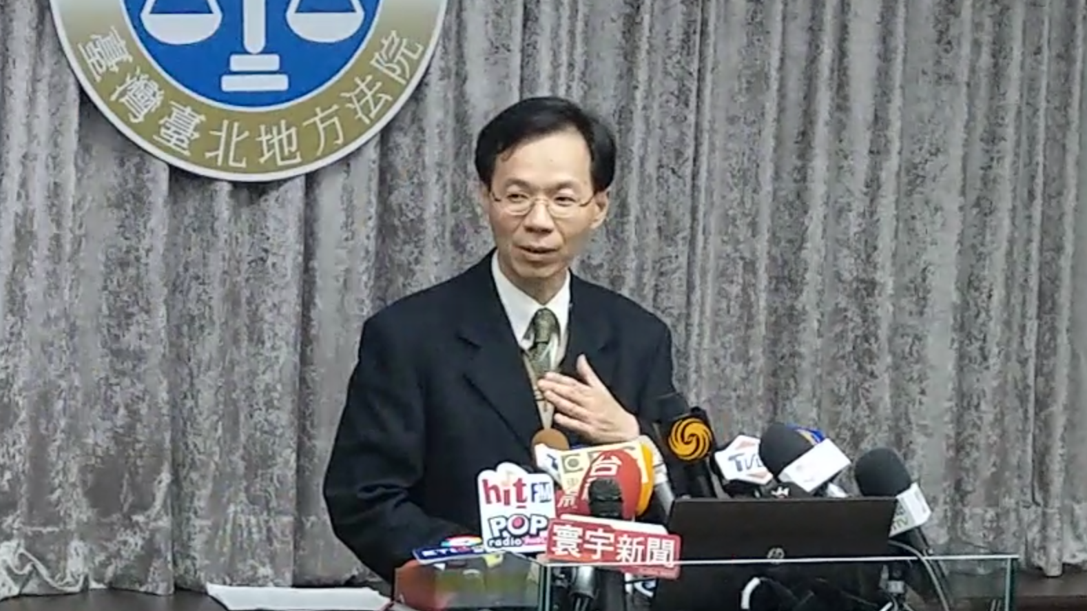 台北市長參選人丁守中聲請驗票後，5位候選人得票數全變少，台北地院庭長黃柄縉說明原因。