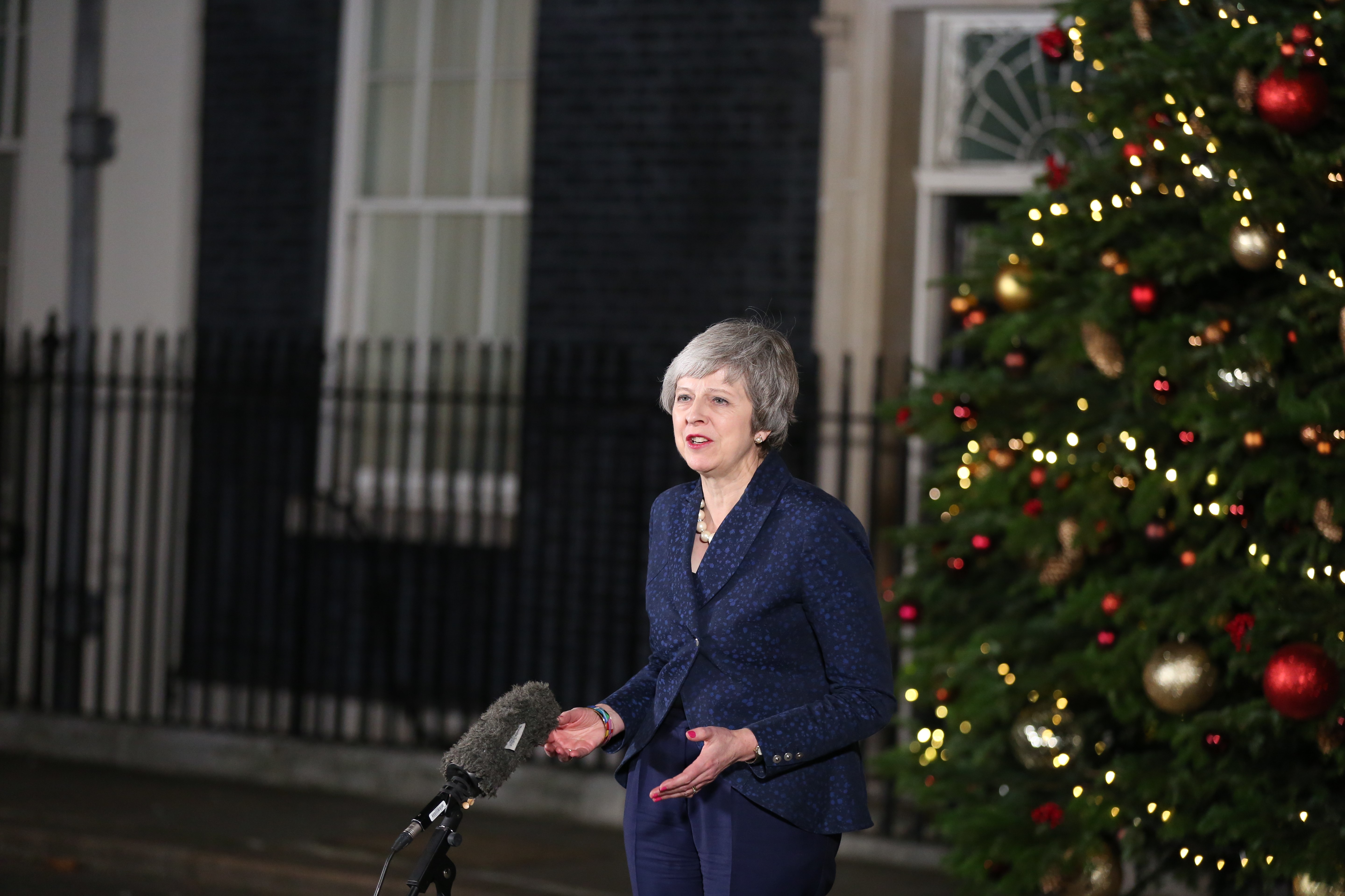 梅伊在保守黨內所發動的不信任投票動議中，贏得200張信任票，躲過逼宮風暴，而她在唐寧街公開談話中表示，感謝黨內同志支持。