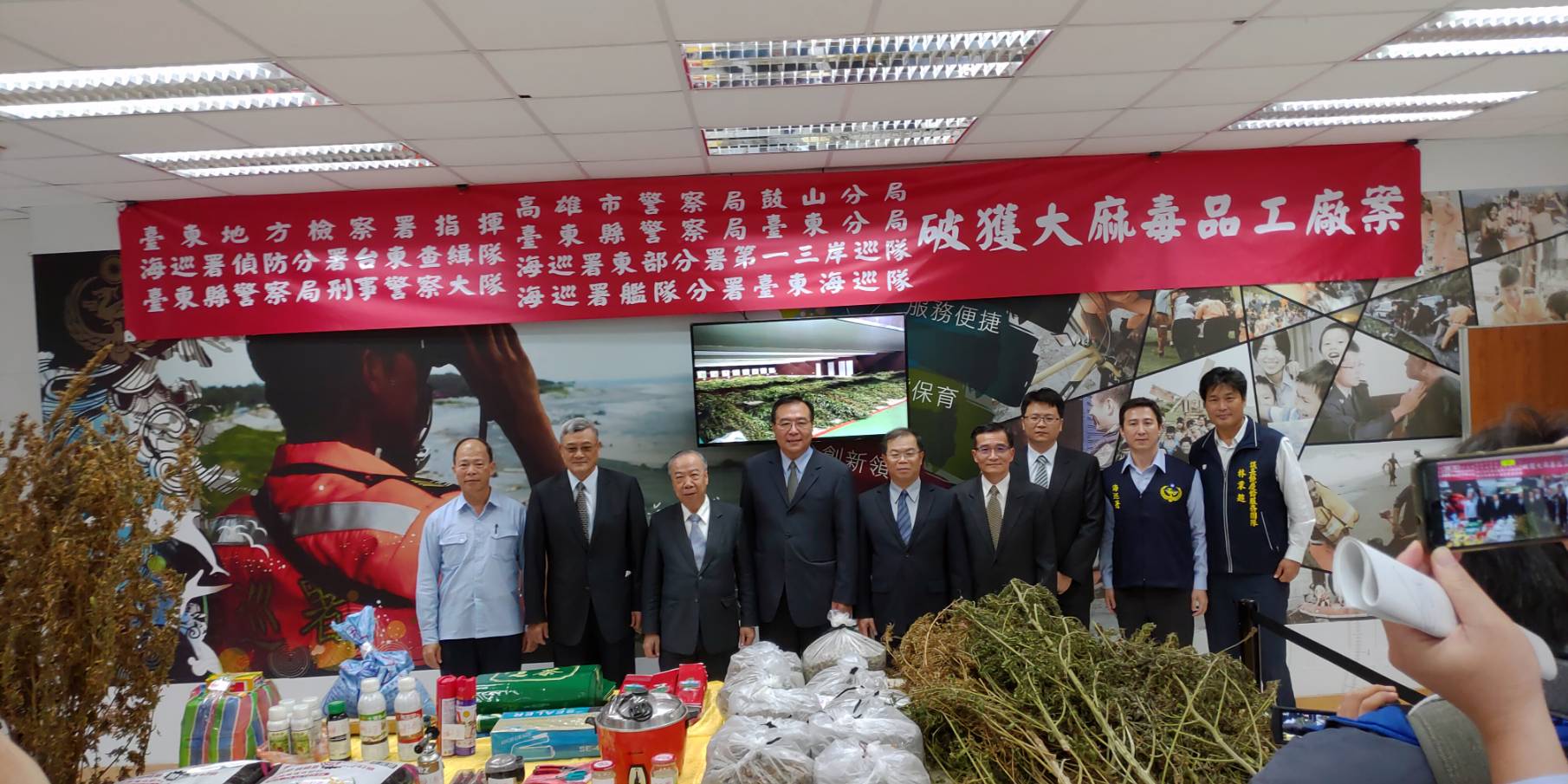 檢察總長王盛添前往慰問有功人員。（翻攝畫面）