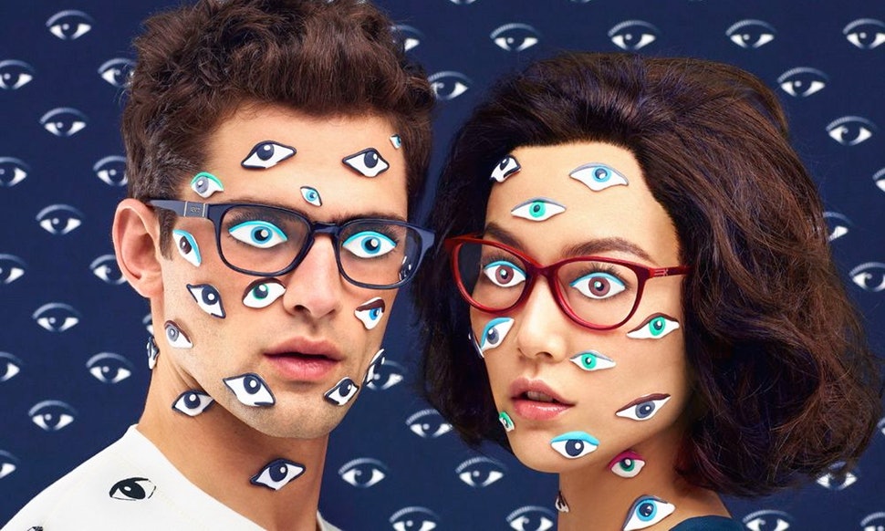 Kenzo在2013年推出的超現實主義廣告，主打「怪又酷」（weird and cool）風格，依據威利的分析，偏好這類服飾的人在政治上多傾向自由派。（網路截圖，bustle.com/Kenzo廣告）