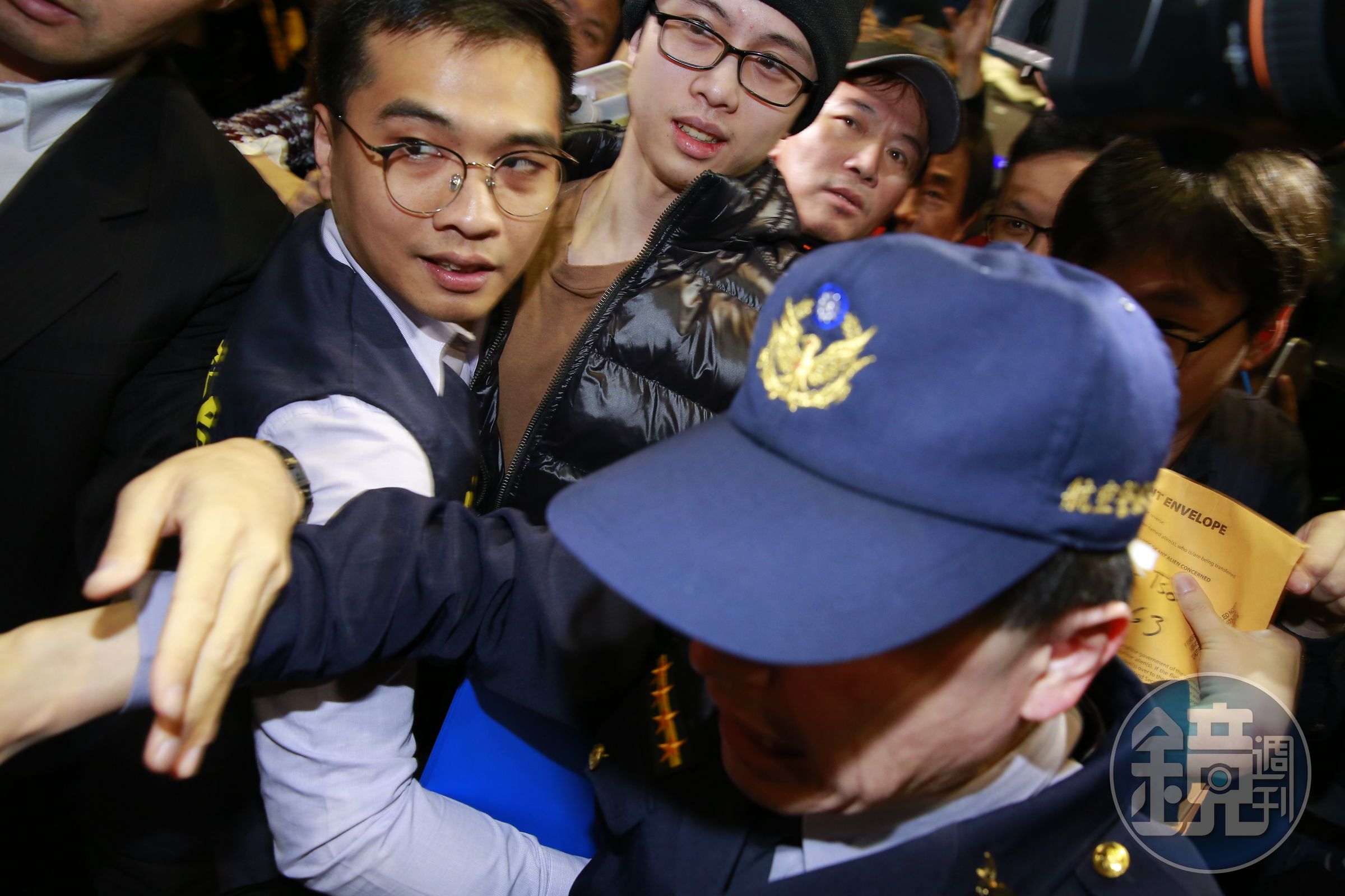 孫安佐返台面對大批媒體神態自若，被沈玉琳形容有大將之風。