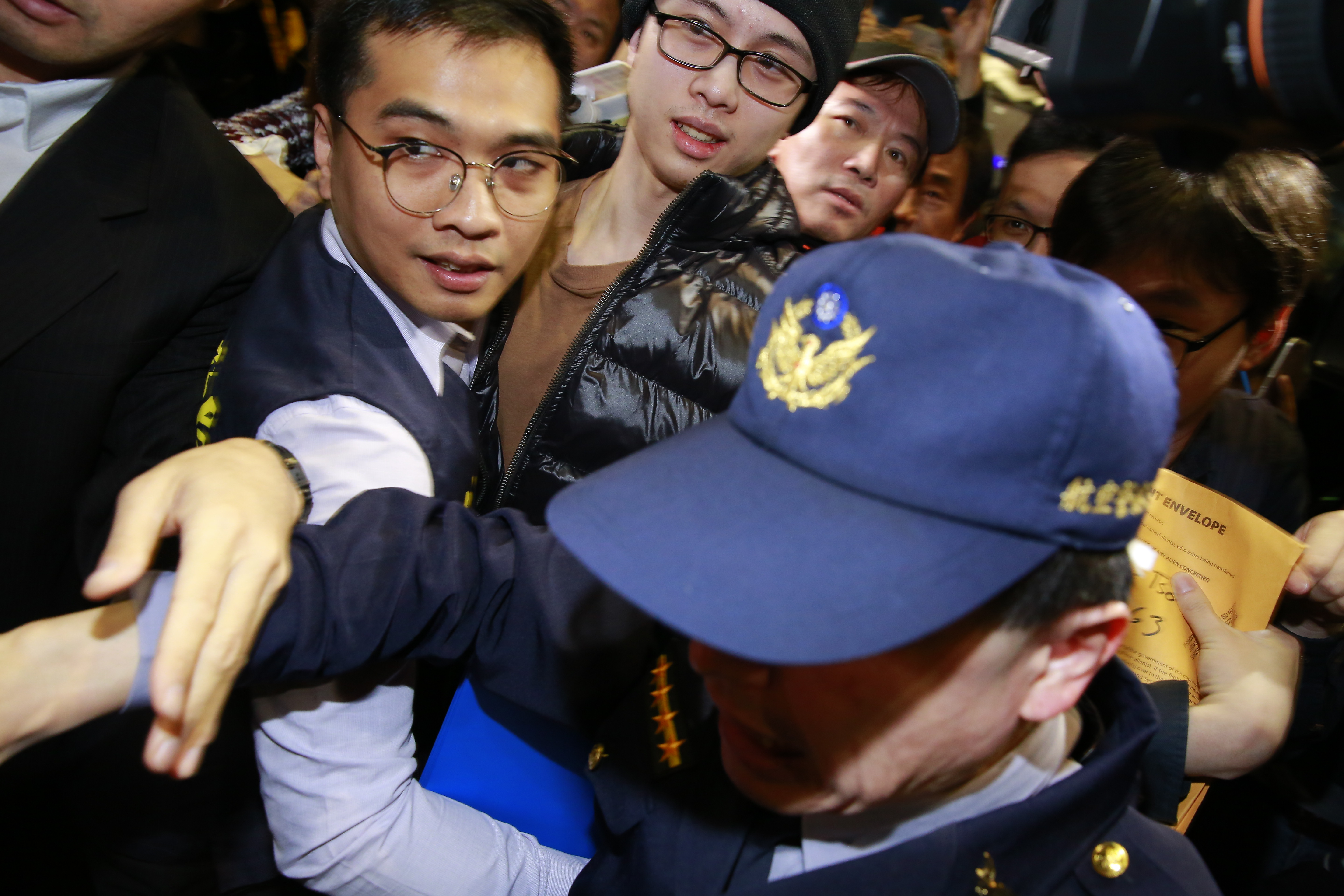 孫安佐返台面對大批媒體神態自若，被沈玉琳形容有大將之風。