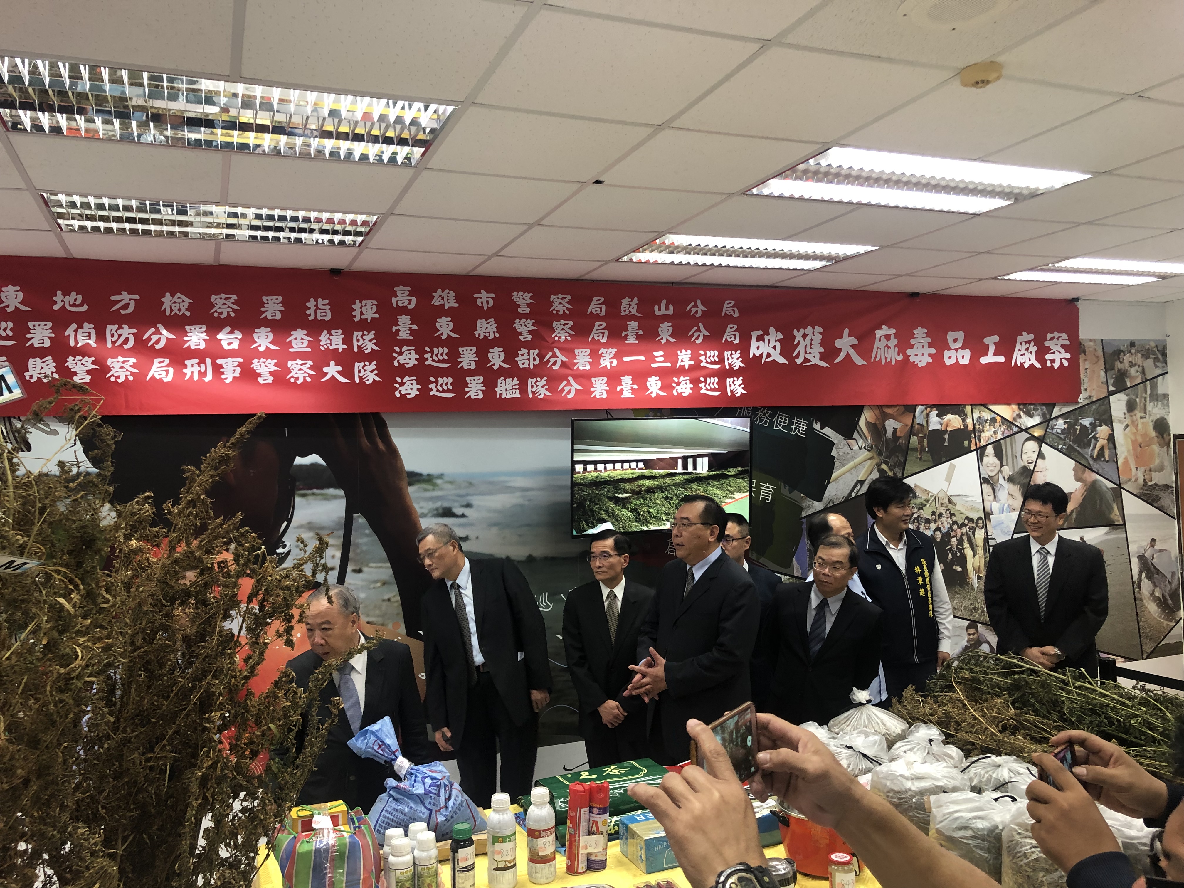 海巡署風光發表大麻案破案記者會，但基層卻吐露心酸。（翻攝畫面）