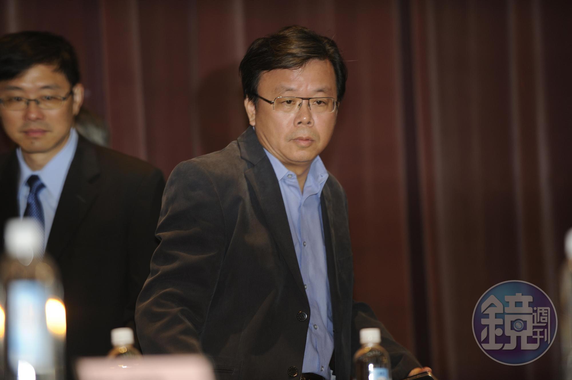 主導華碩電腦事業群的華碩全球副總裁許先越(左後),和負責全球客服中心的華碩全球副總裁胡書賓,將升任執行長一職。