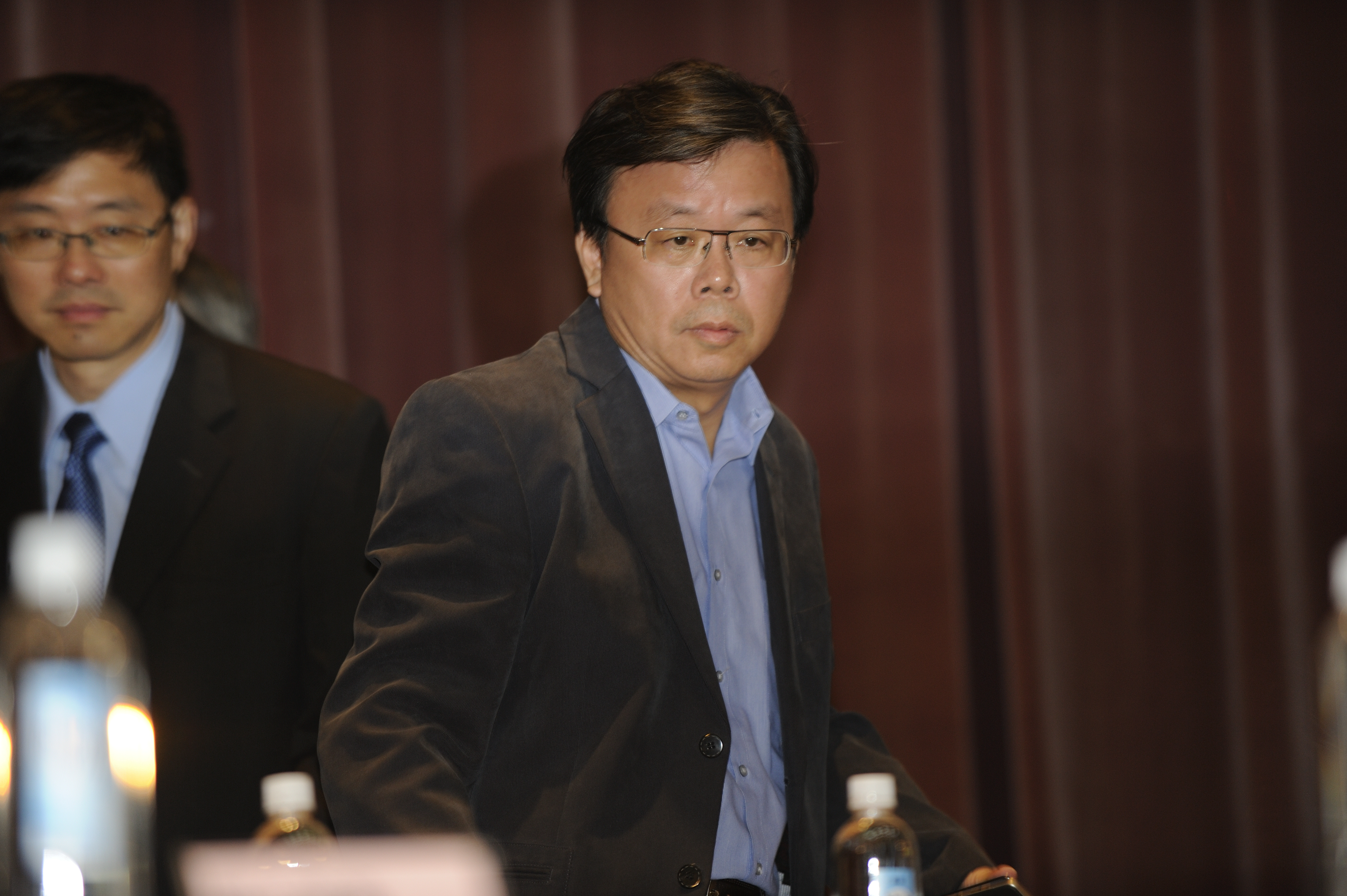 主導華碩電腦事業群的華碩全球副總裁許先越（左後），和負責全球客服中心的華碩全球副總裁胡書賓，將升任執行長一職。