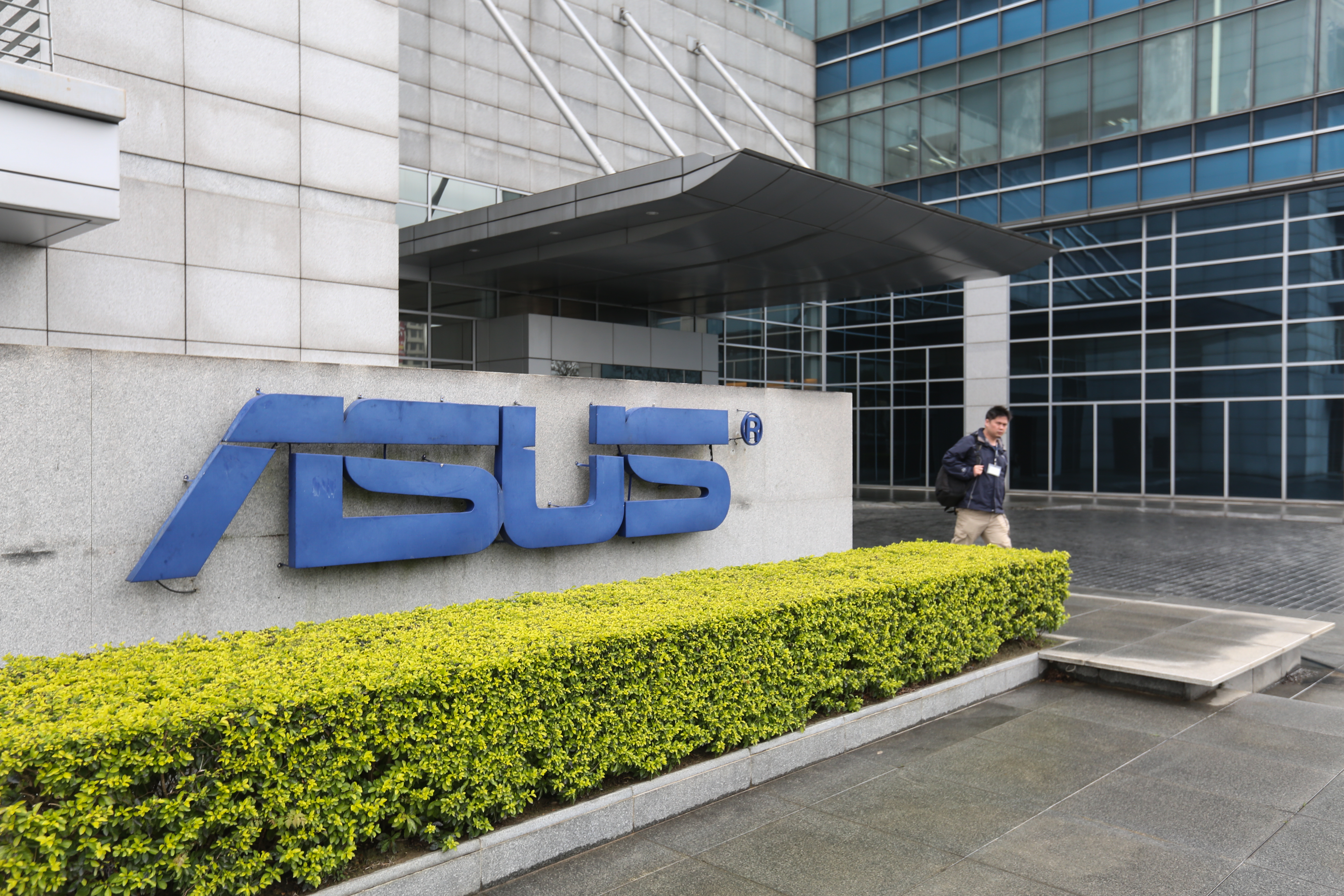 華碩明年將創立30週年，卻遭遇2008年以來分家後最大的營運逆風。