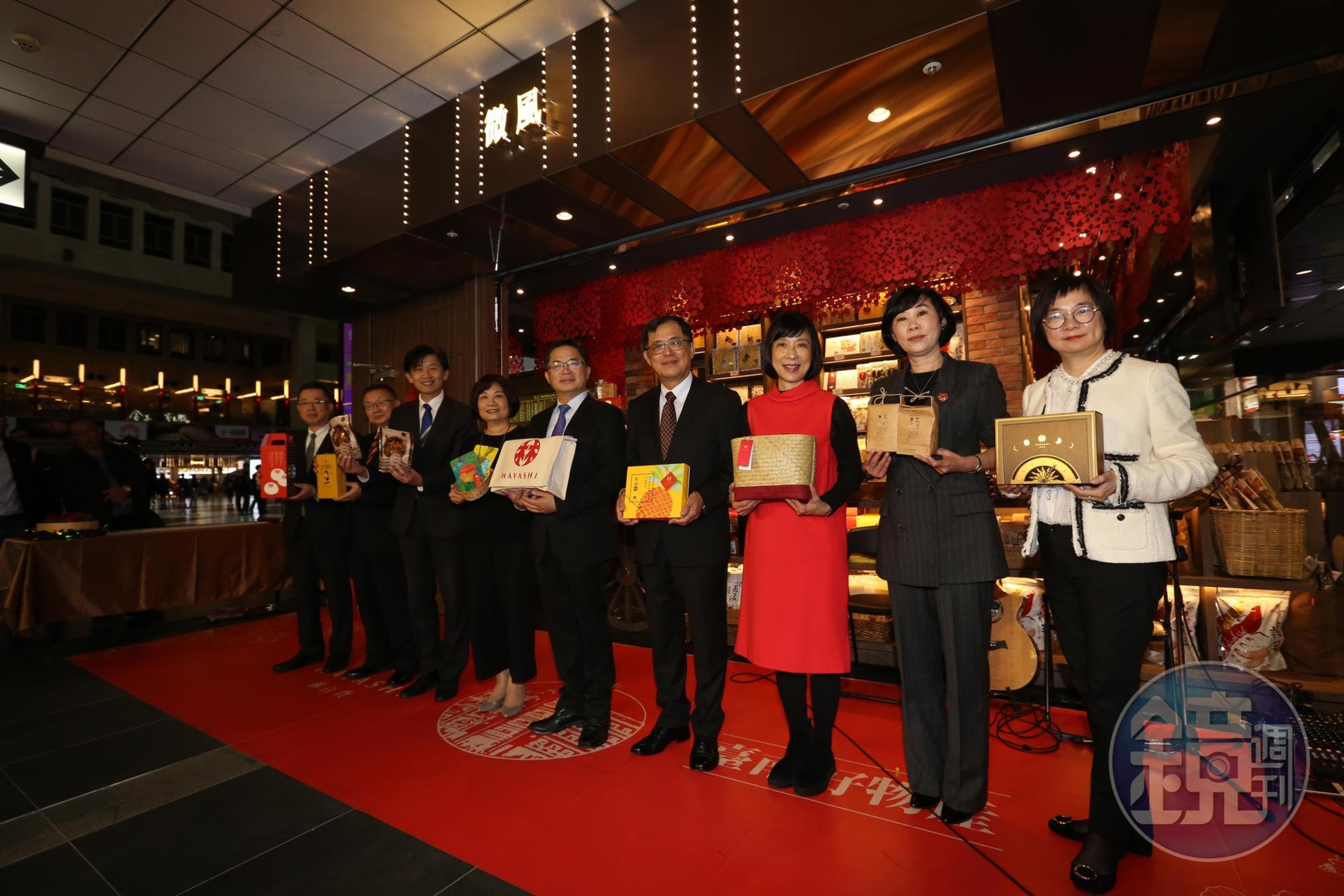台南市政府長官與微風、林百貨的主管們一同現身,希望能推廣台南城市文化。