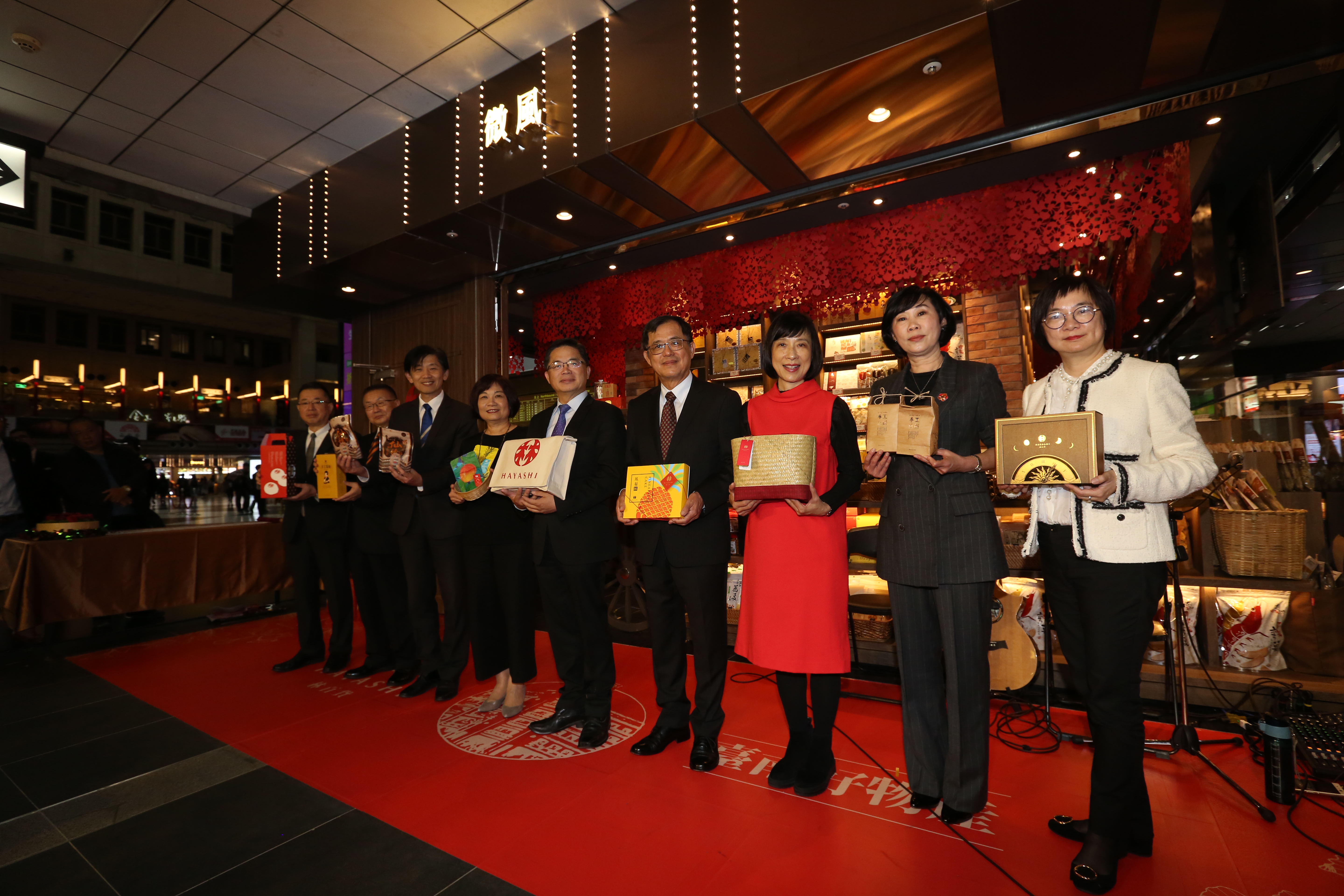 台南市政府長官與微風、林百貨的主管們一同現身，希望能推廣台南城市文化。