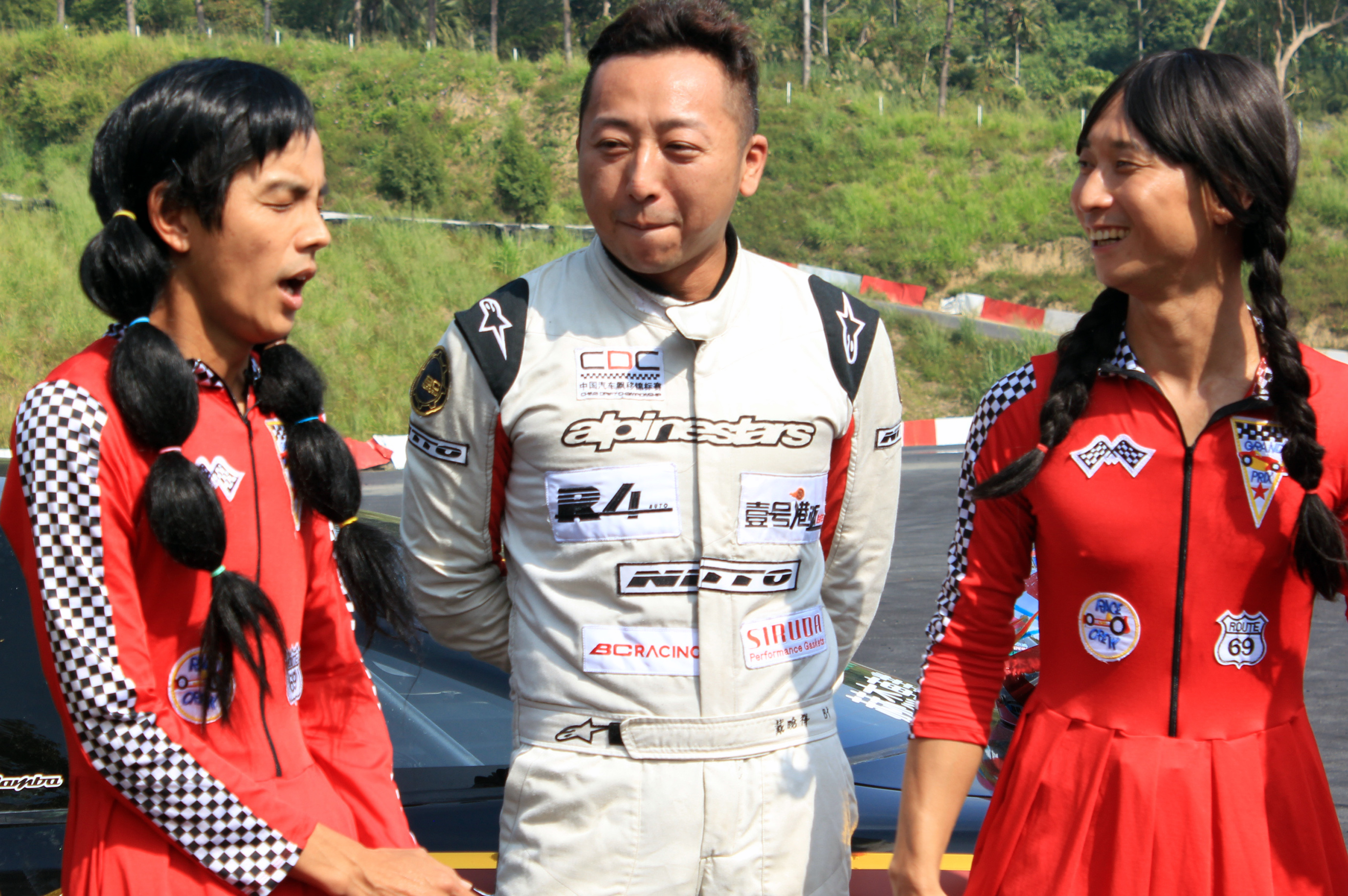 浩角翔起扮女裝挑戰賽車，模樣令人噴飯。（民視提供）