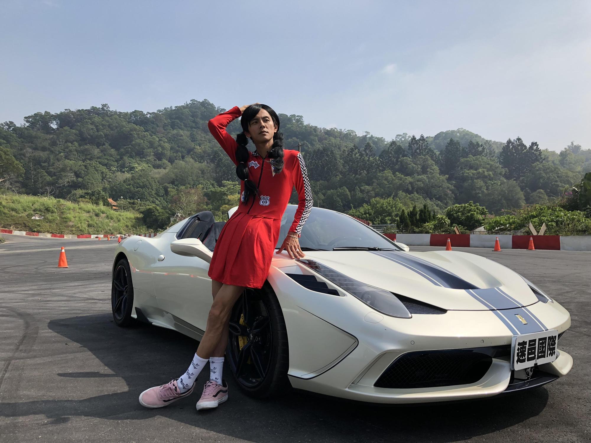 阿翔雖然常被說像女生,但扮賽車女還是比不上正港女車手來得美。(民視提供)