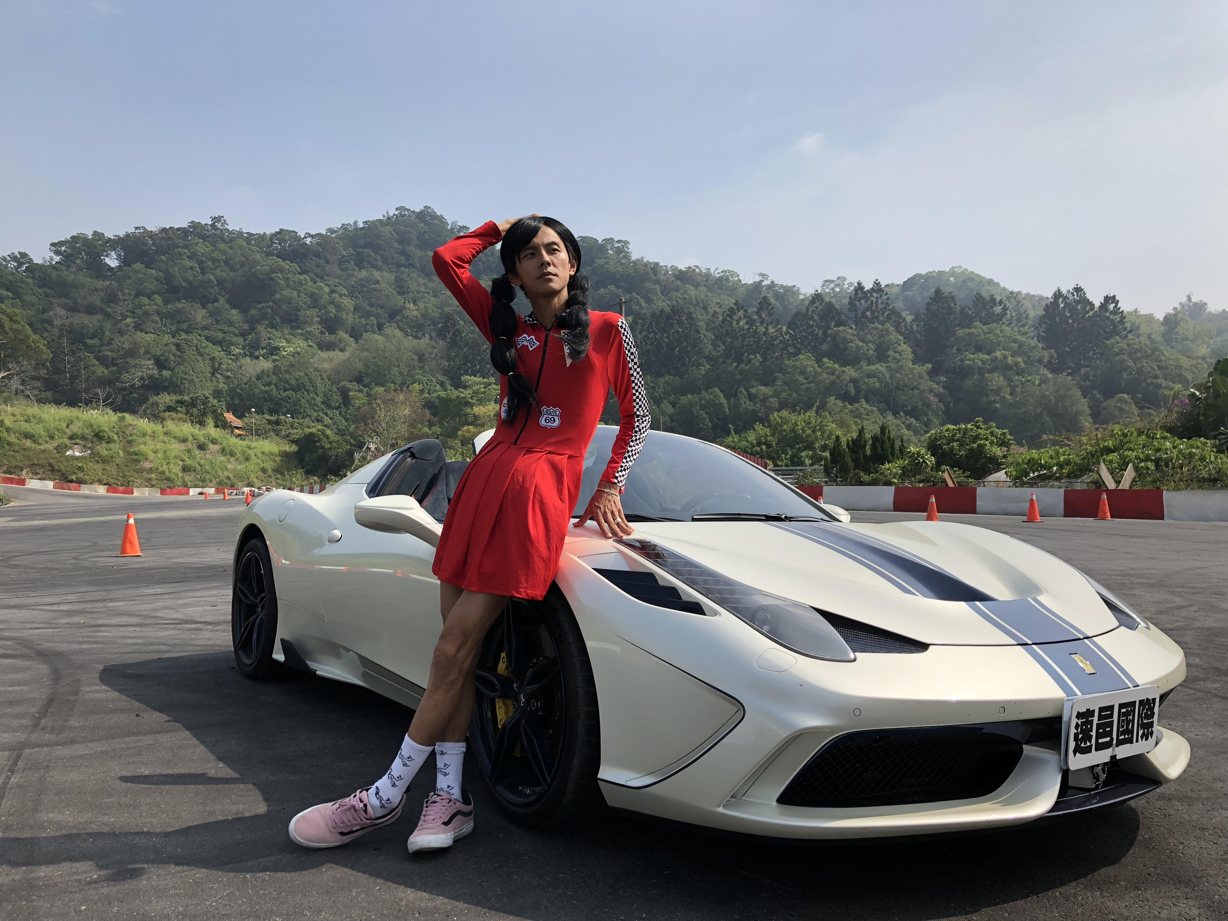 阿翔雖然常被說像女生，但扮賽車女還是比不上正港女車手來得美。（民視提供）