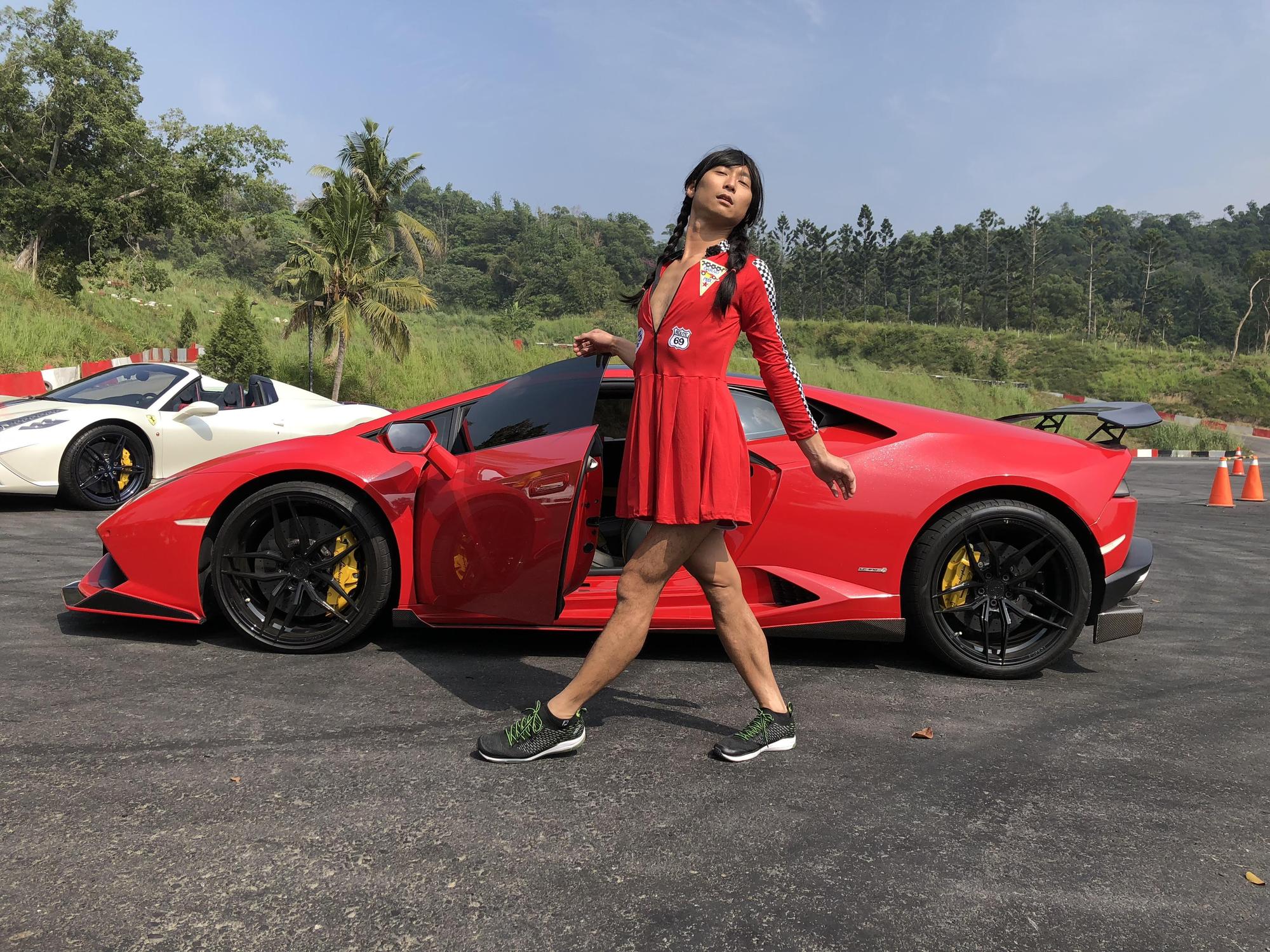 浩子的女賽車手扮相令人覺得不舒服。(民視提供)