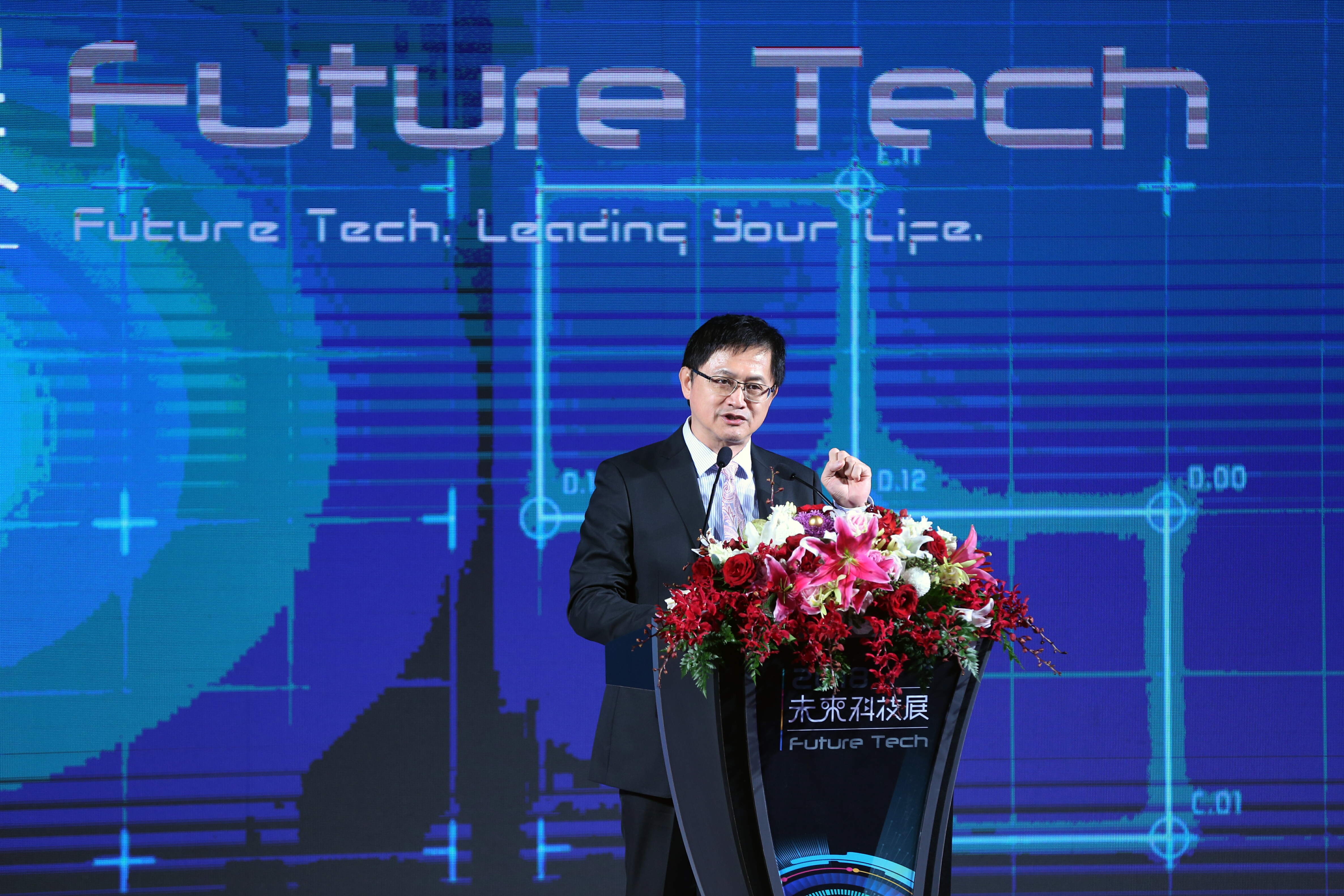 兄弟公司華碩傳出執行長換人，身為華碩創辦人之一的和碩董事長童子賢表示，不便評論，但對即將卸任的沈振來給予祝福。