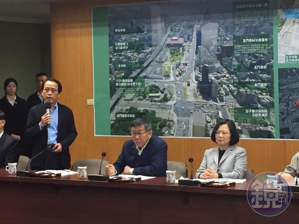 蔡英文總統與柯文哲市長兩人於北門廣場一同聽取副市長林欽榮的簡報。