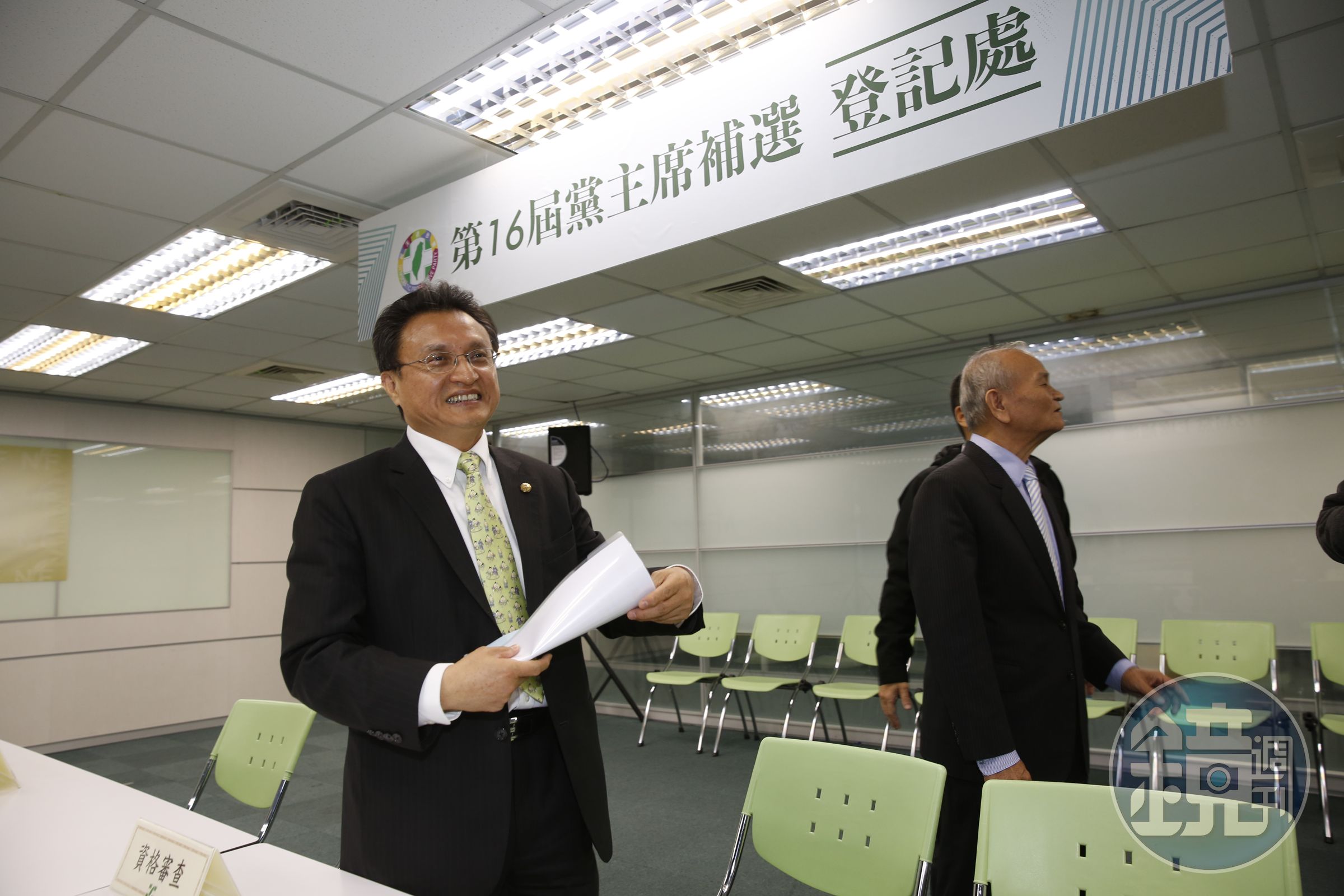 高雄縣前副縣長郭泰麟下午4時許完成登記，成為第一位登記完成的民進黨黨主席候選人。