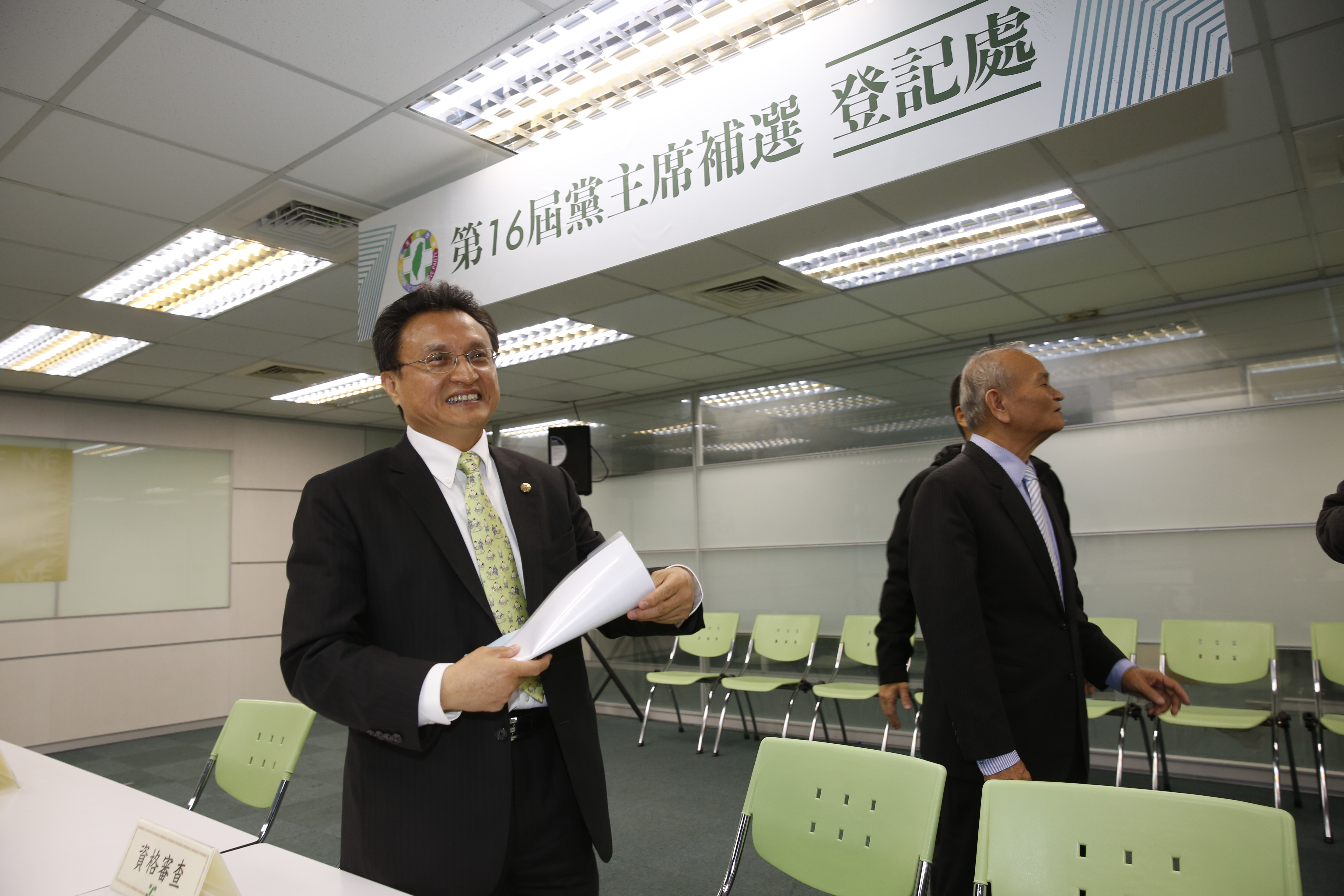 高雄縣前副縣長郭泰麟下午4時許完成登記，成為第一位登記完成的民進黨黨主席候選人。