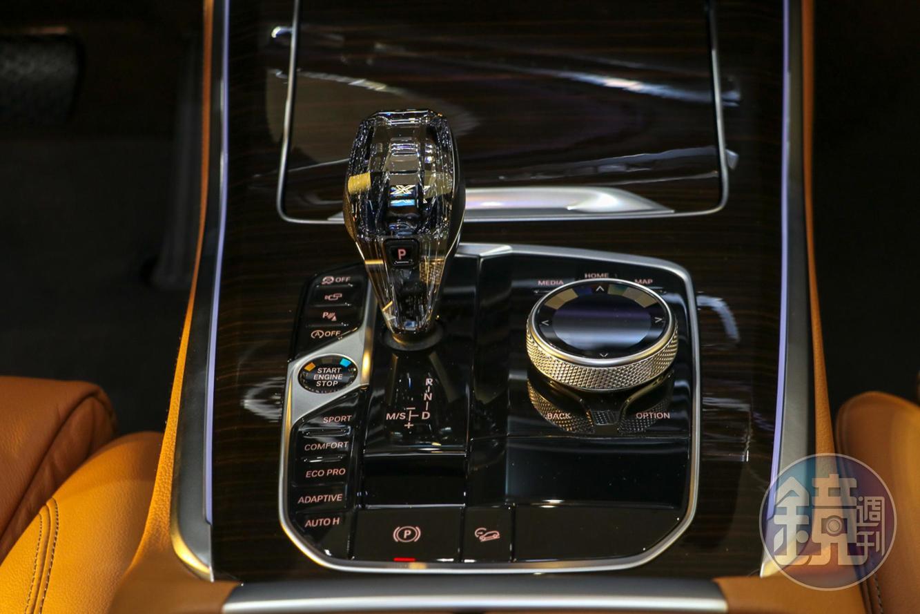 旗艦版以上車型配備了水晶排檔頭。