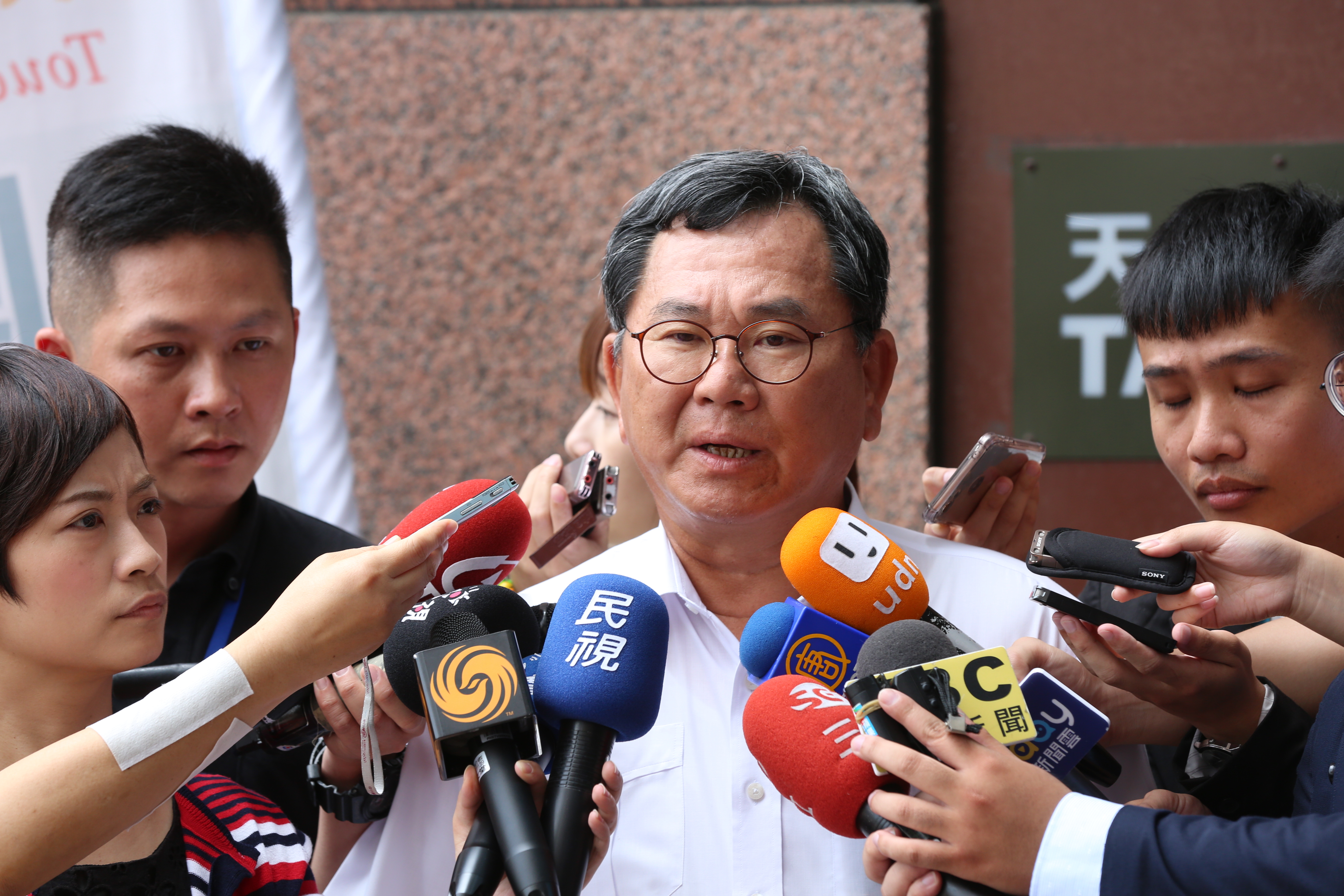 前嘉義縣長、現任立委陳明文因涉及民雄汙水道弊案，遭依洩密罪判6個月，可易科罰金18萬元。