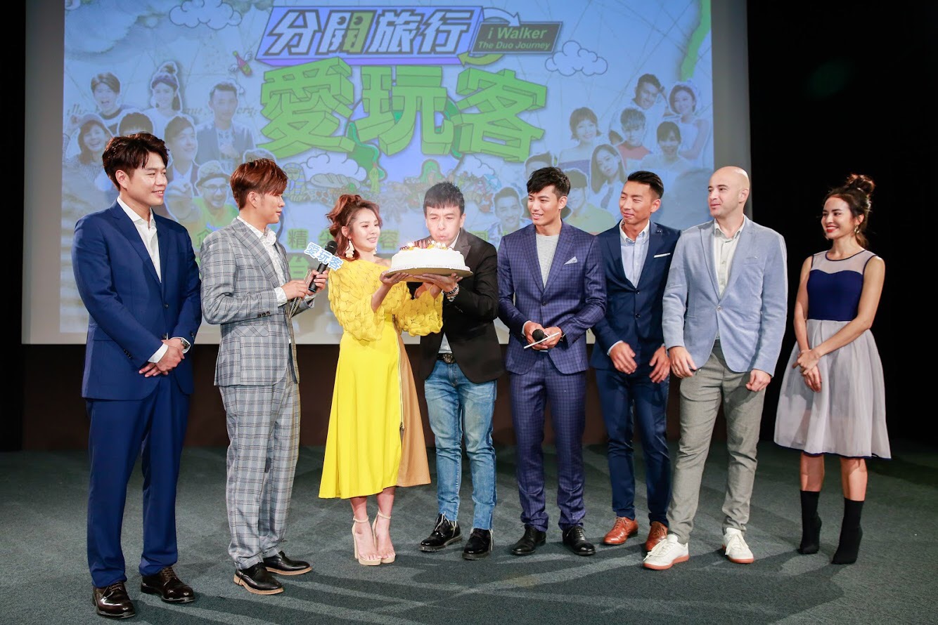 今《愛玩客》記者會上，眾主持人一同幫小鐘（左4）慶生。