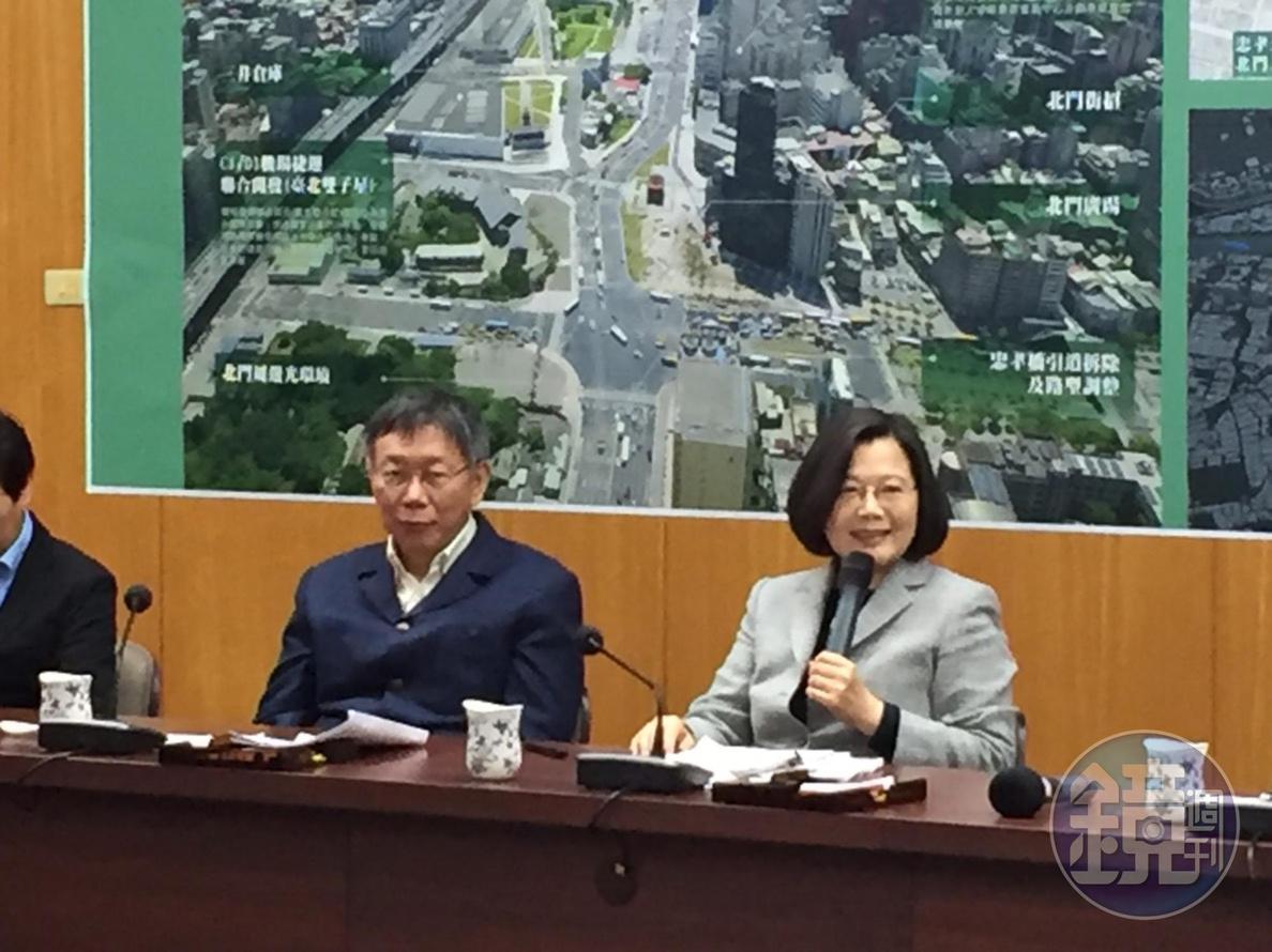 媒體指出蔡柯互動冷,會中蔡英文更寫小紙條遞給柯文哲,才讓柯文哲露出笑容。