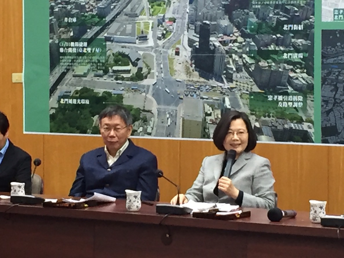 媒體指出蔡柯互動冷,會中蔡英文更寫小紙條遞給柯文哲,才讓柯文哲露出笑容。