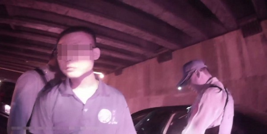 警方一靠近小客車，就聞到濃濃的K他命塑膠味，上前盤查要求劉男下車受檢。（警方提供）