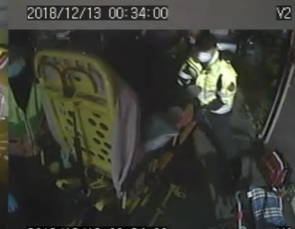 2名持槍歹徒侵入民宅，還近警示性的距離射擊，2名傷者被緊急送醫。（警方提供）