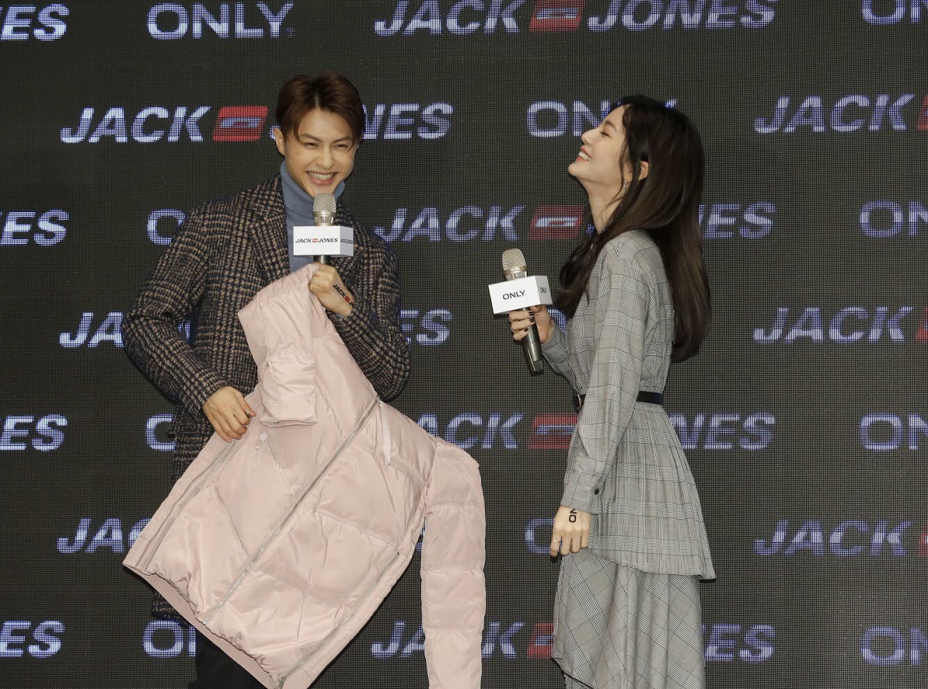 王子跟曾之喬互相幫對方挑選聖誕禮物，曾之喬很滿意王子選的粉紅色大衣。