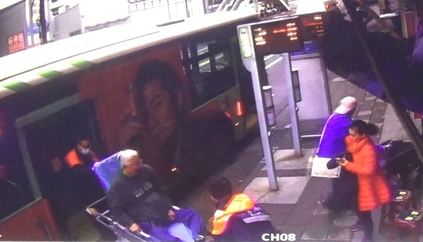 范可欽被救護人員送下公車，怒嗆要告司機。（翻攝自范可欽臉書）