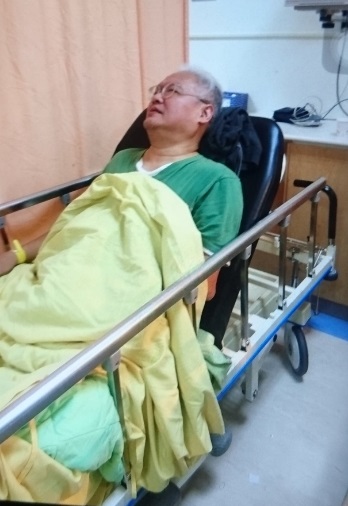 廣告名人范可欽在公車上摔傷，肋骨斷裂。（翻攝自范可欽臉書）
