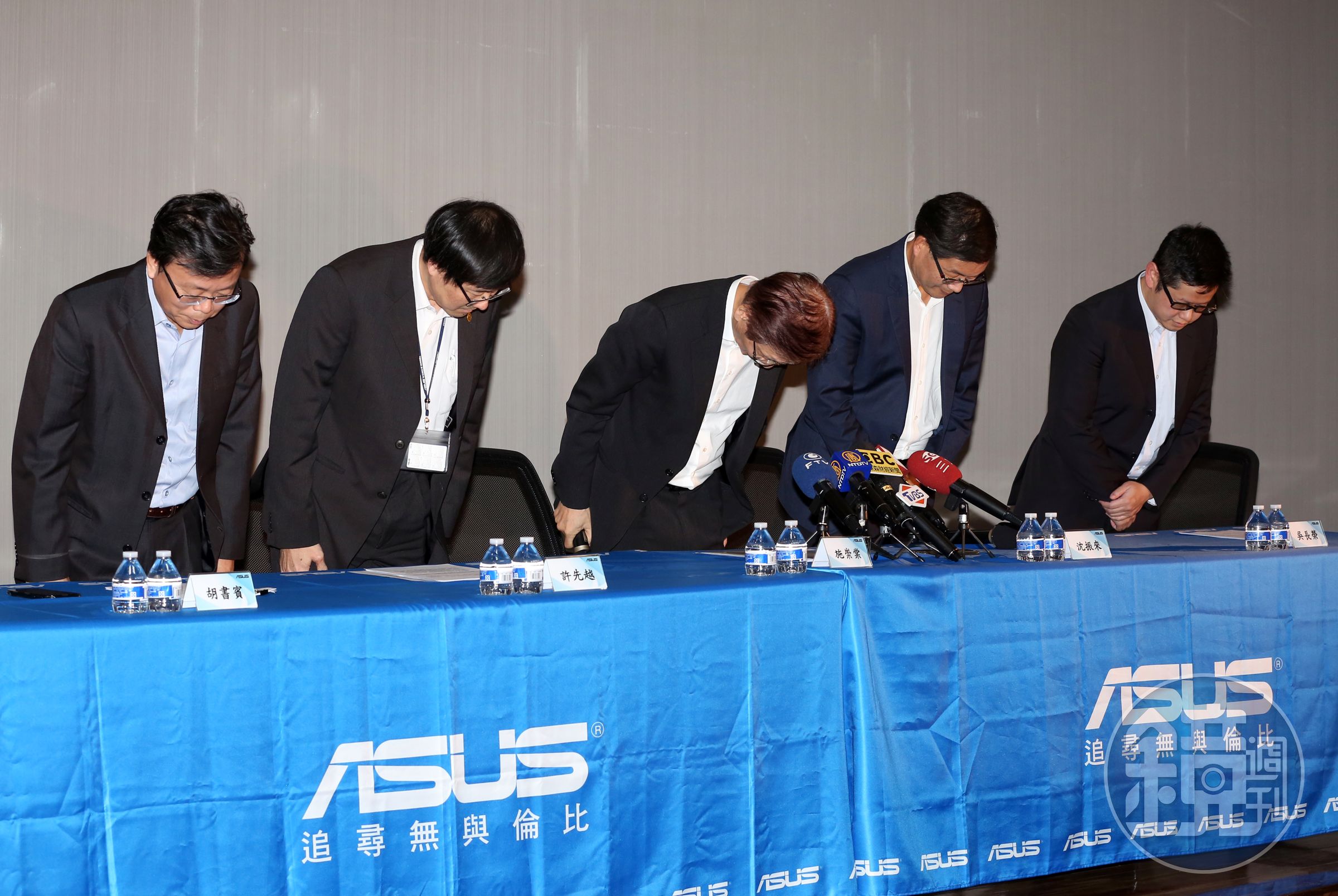 過去兩年華碩陷入營運低潮，董事長施崇棠率領團隊向客戶、股東鞠躬道歉。  