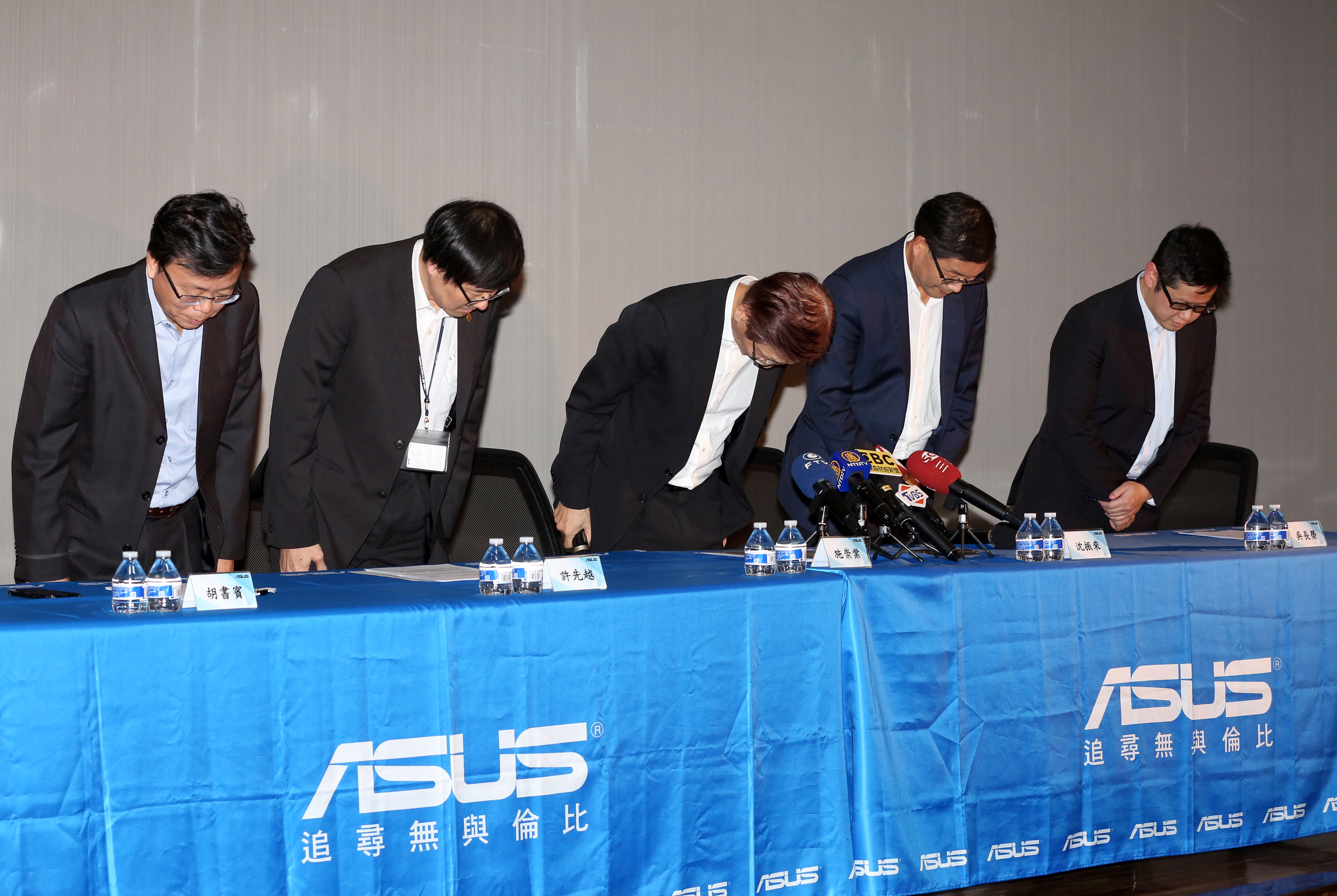 過去兩年華碩陷入營運低潮，董事長施崇棠率領團隊向客戶、股東鞠躬道歉。  