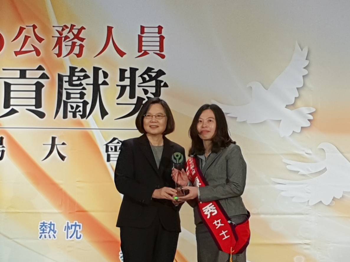台北地檢署首位女襄閱主任檢察官陳佳秀,榮獲公務人員傑出貢獻獎。(北檢提供)