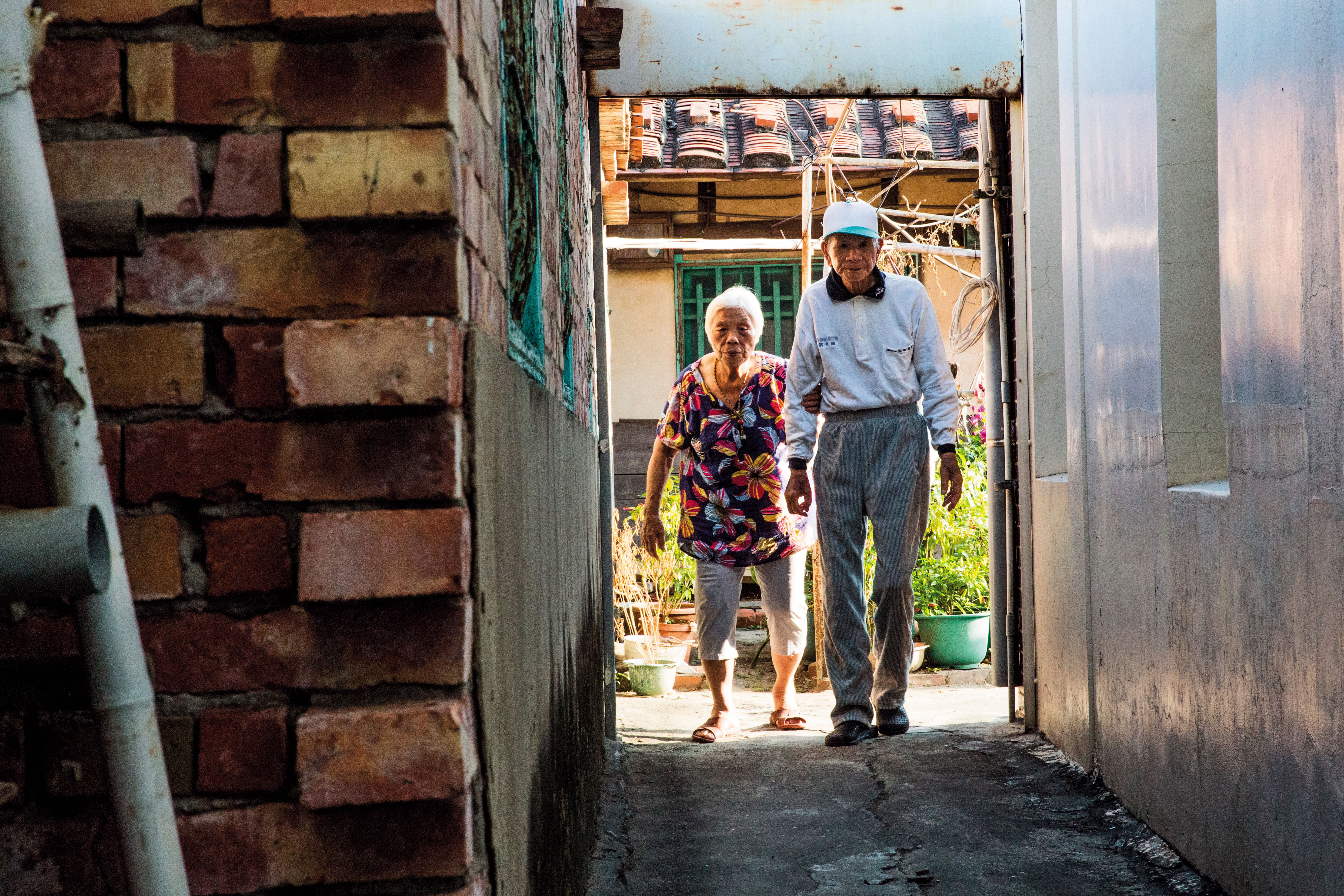 86歲的翁興雄（右）和84歲的吳連珠（左）結婚60年，翁興雄3年前開始出現失智症狀，而吳連珠是主要的照顧者。
