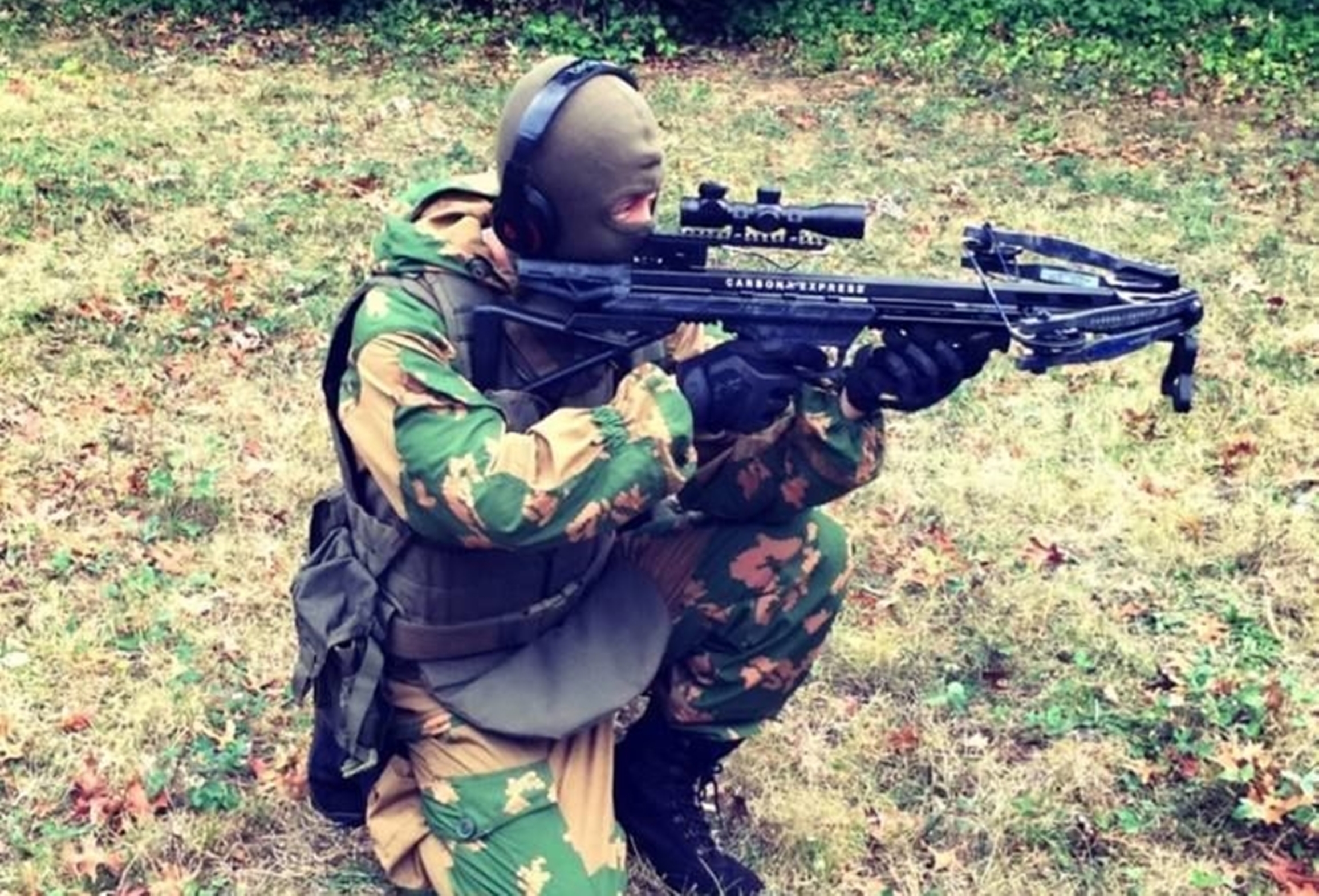 孫安佐將臉書大頭貼換成手持十字弓照片，即便刪除照片仍成為嫌疑人。（翻攝自孫安佐臉書）