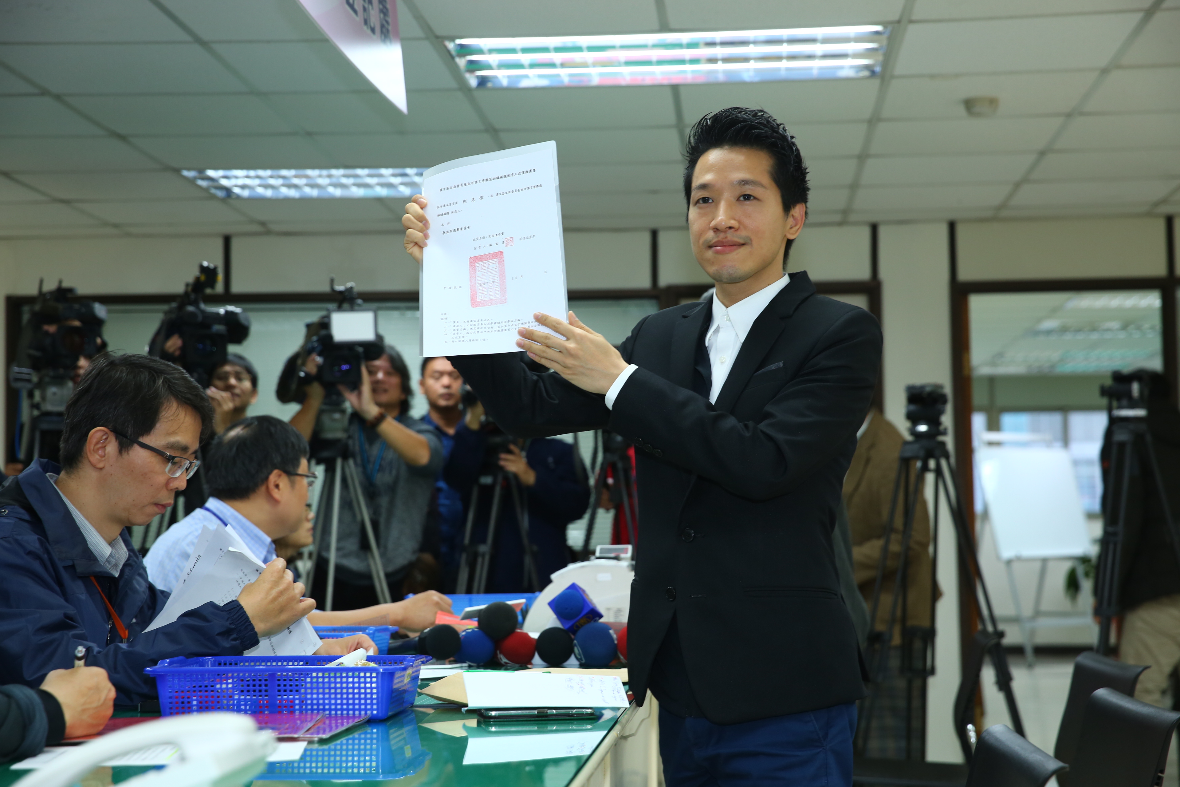 台北市前議員何志偉代表民進黨參選,白綠確定開戰。