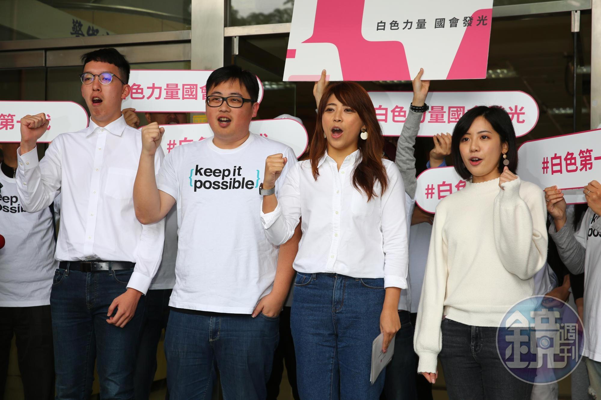 代表柯家軍參選的台北市觀傳局長陳思宇,在「學姊」黃瀞瑩、「大熊」劉奕霆、「小牛」柯昱安等市府幕僚陪同下登記參選。