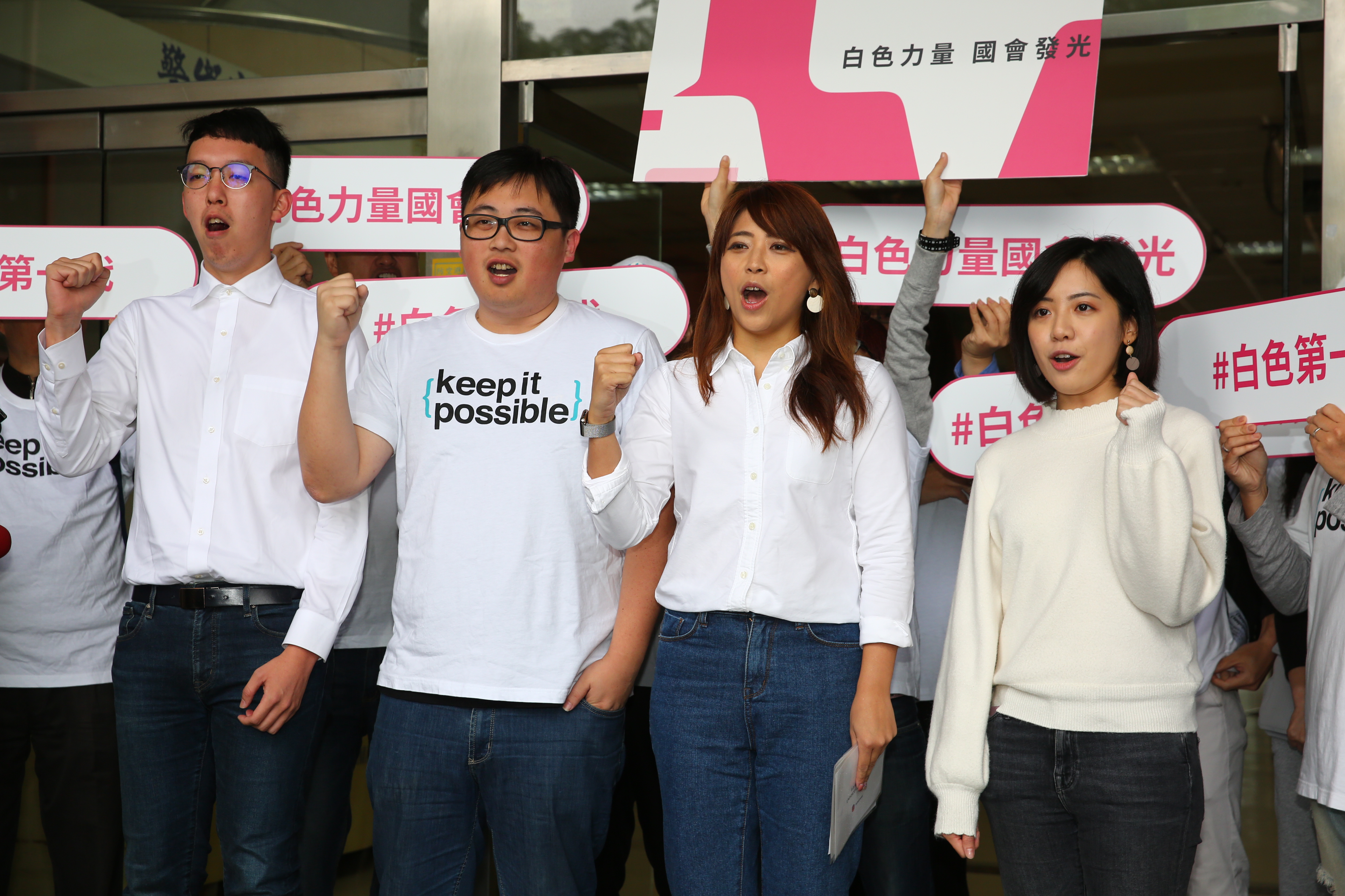 代表柯家軍參選的台北市觀傳局長陳思宇，在「學姊」黃瀞瑩、「大熊」劉奕霆、「小牛」柯昱安等市府幕僚陪同下登記參選。