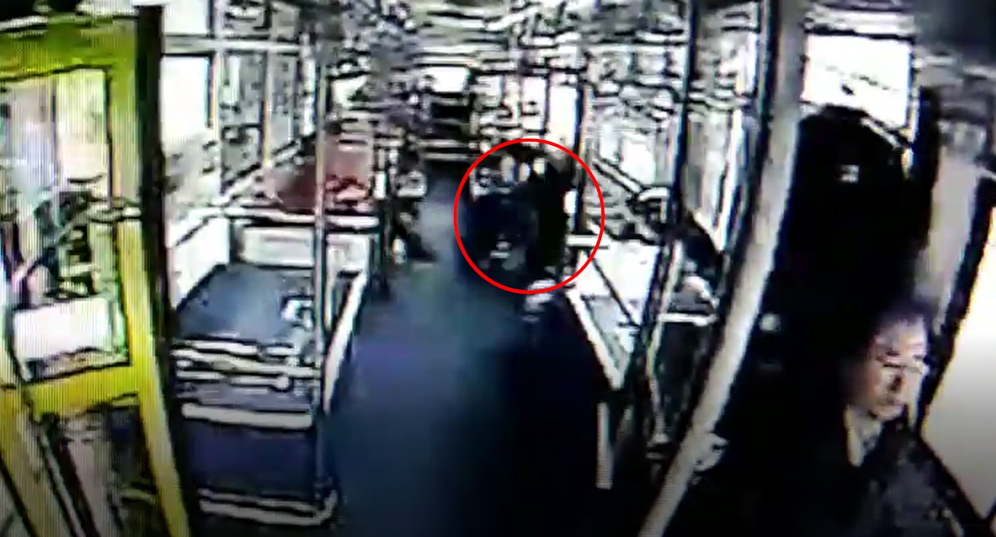 范可欽摔傷的畫面曝光，只見他（紅圈處）從輪椅上重重跌下。（翻攝畫面）