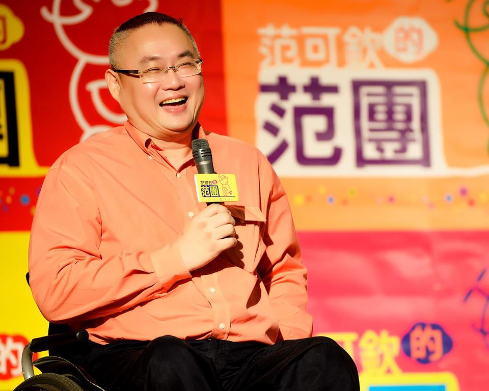 范可欽在公車上摔斷肋骨，指控司機未協助繫上安全帶。（翻攝范可欽臉書）