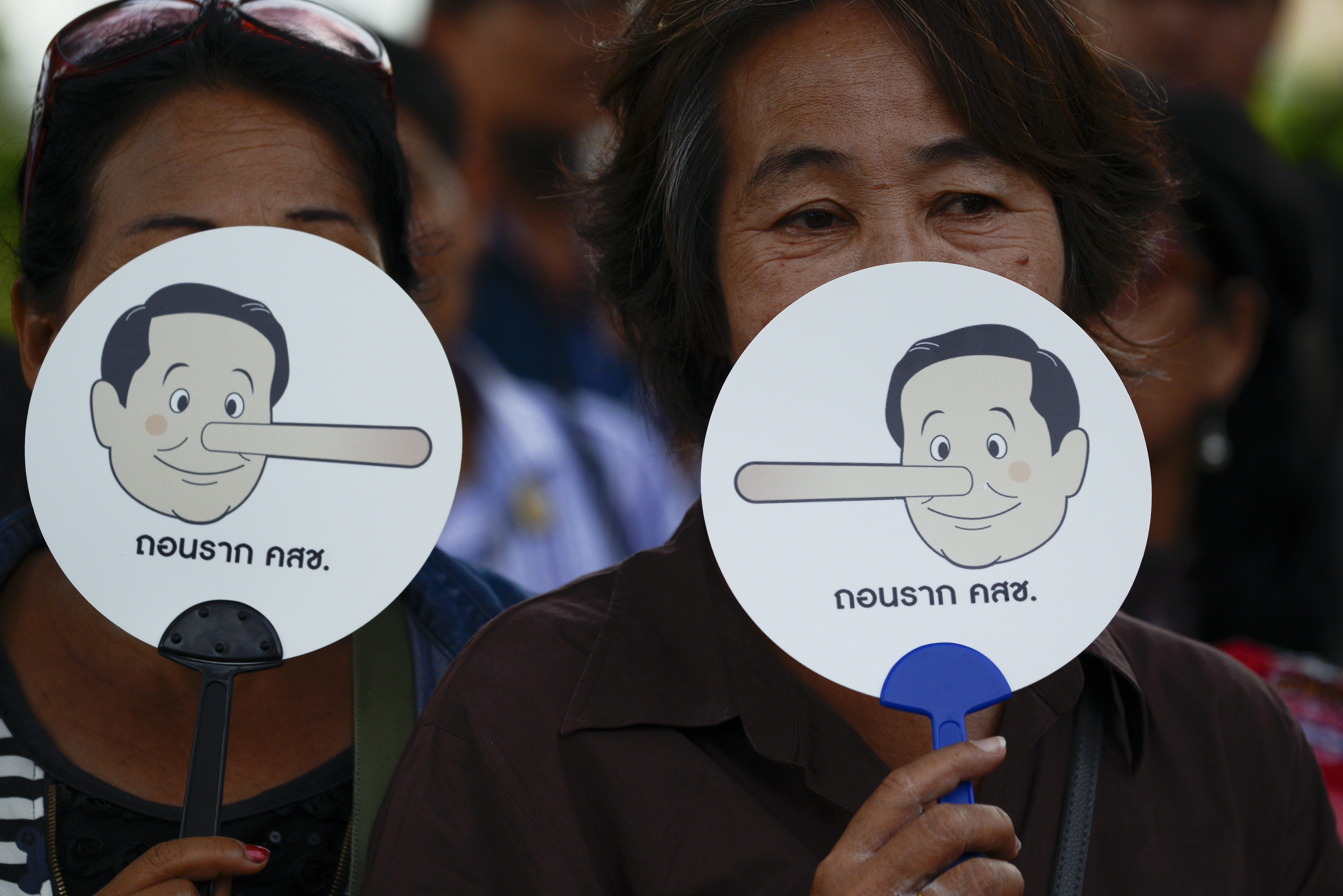 泰國軍政府推延多時的大選，讓許多民眾及公民團體不耐，在曼谷街頭抗議軍政府的欺騙，終於在本月11日泰國官方宣布，明年2月將舉行大選。（東方IC）