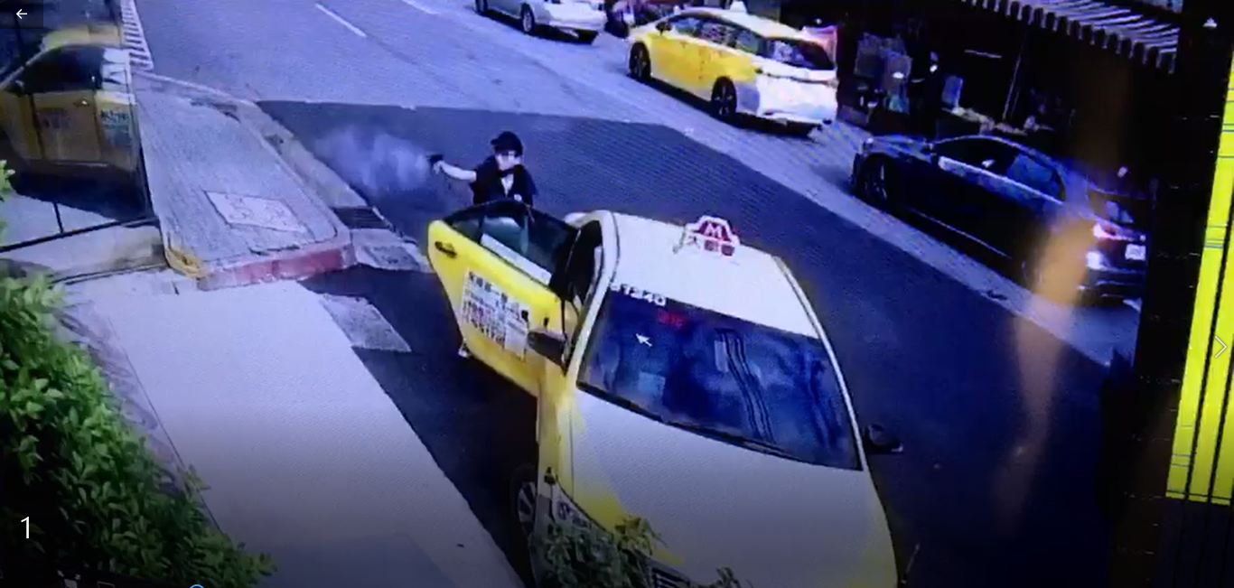 許男搭計程車至旅館大門開槍洩憤。（翻攝畫面）