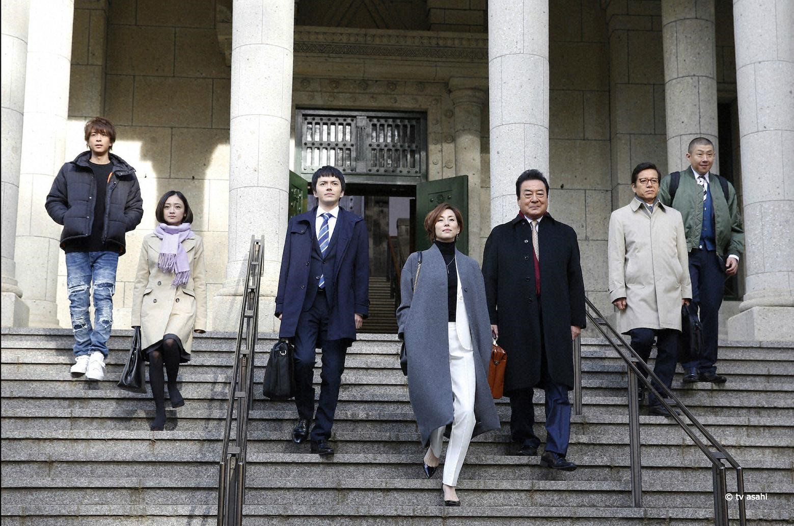 米倉涼子(中)、林遣都(左三)在《Legal V不敗律師》最終回中迎接勝利,以17.6%高收視率完美收場。(KKTV提供)