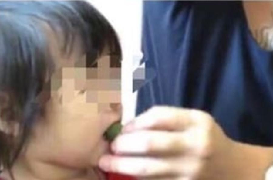 陳姓男子餵女童吃檳榔。(翻攝畫面)