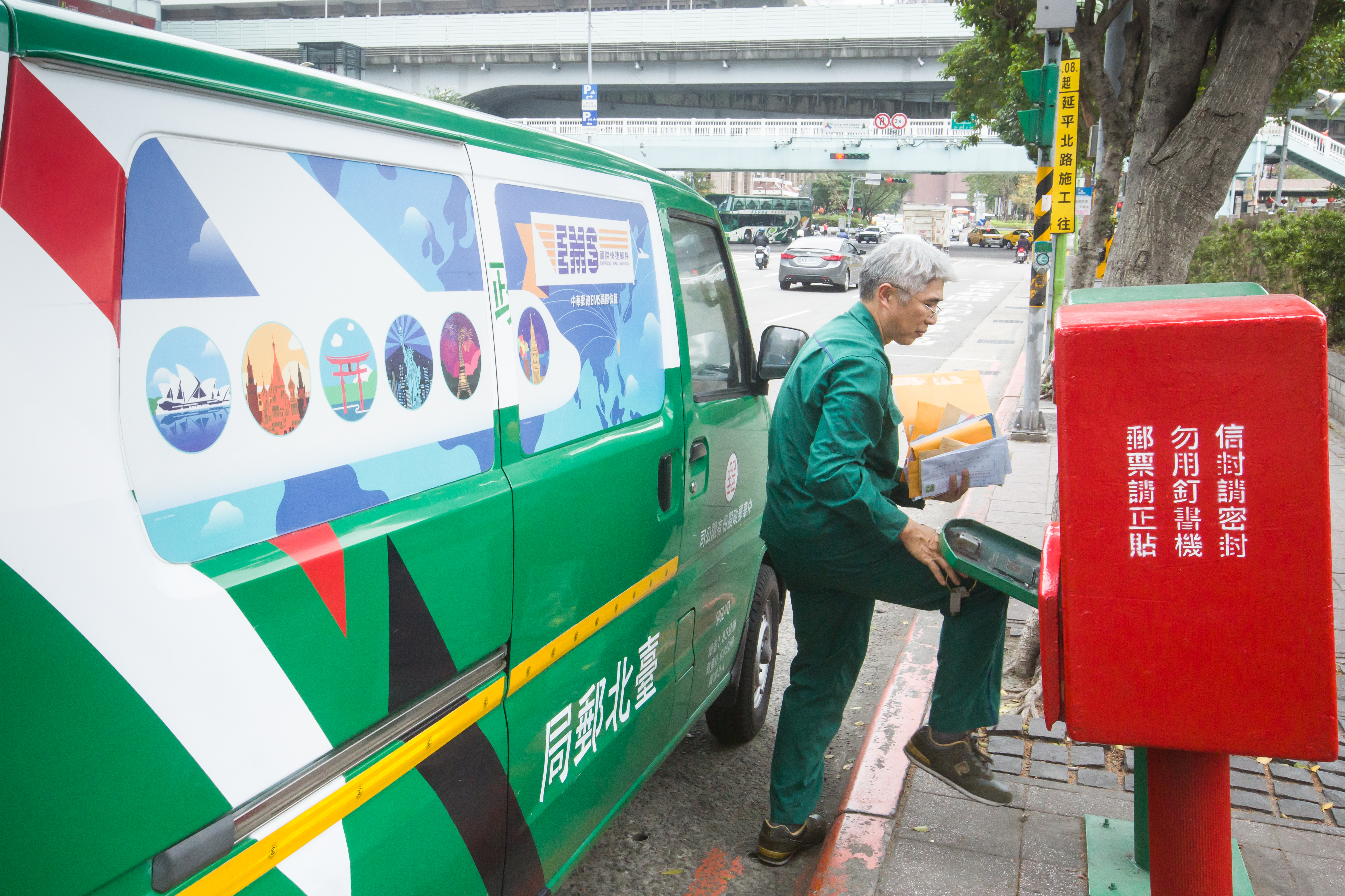 郵務士制服被驗出含全氟化物(PFCs)達92000ppm,影響人體健康。