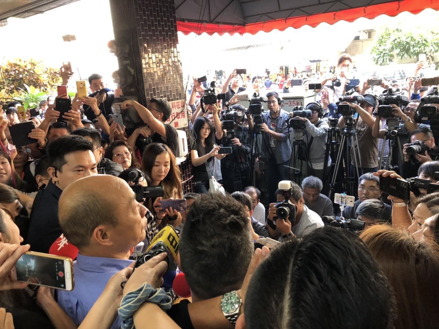 準高雄市長韓國瑜今與藝人沈玉琳錄美食節目,粉絲擠爆現場(讀者提供)