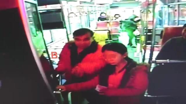 女童搭上公車後,誤將10元硬幣與千元鈔投入錢箱。(基隆市公車處提供)