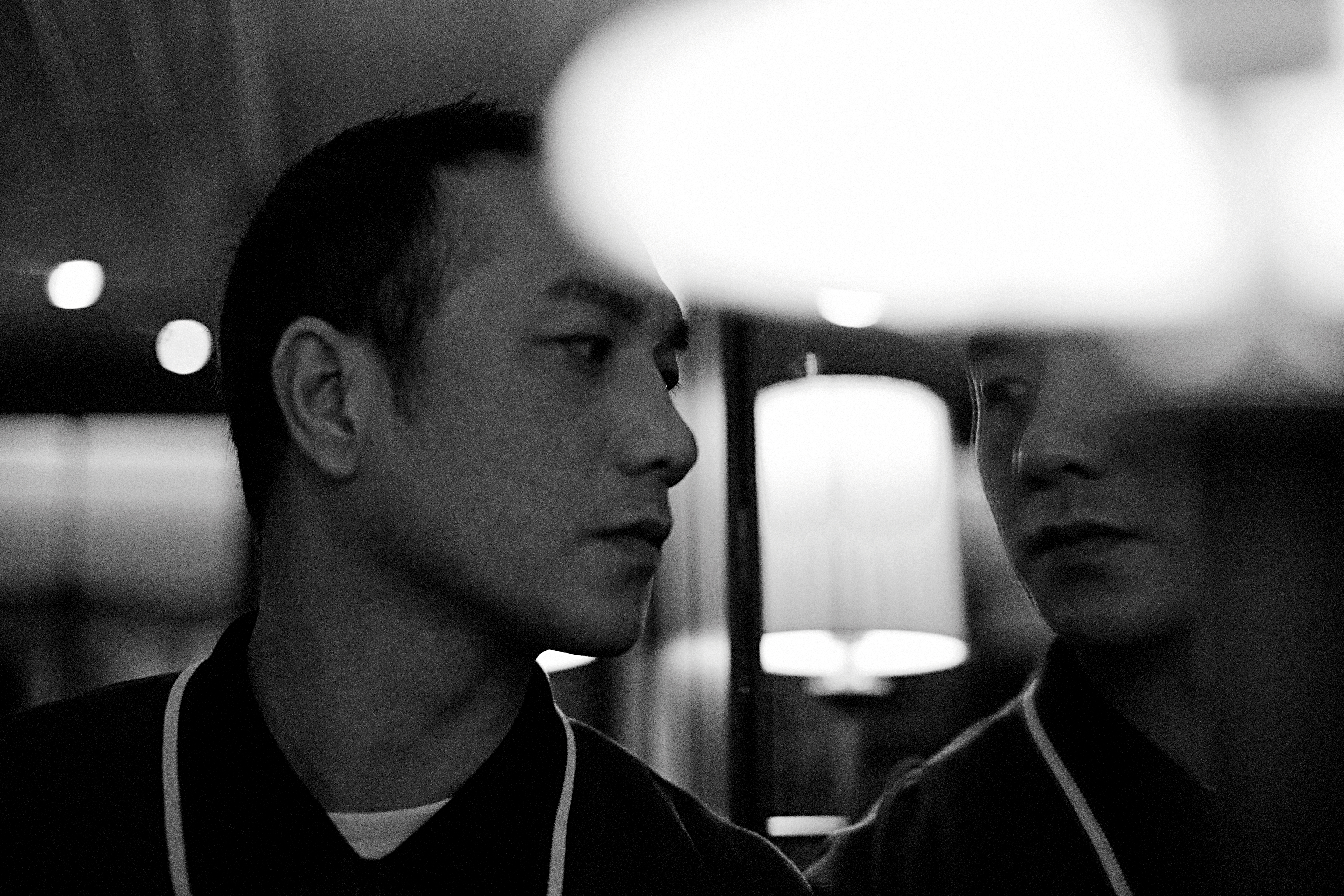 在現實生活與網路世界裡是2種性格，黃覺總在悶棍與浮誇之間游移著自己。