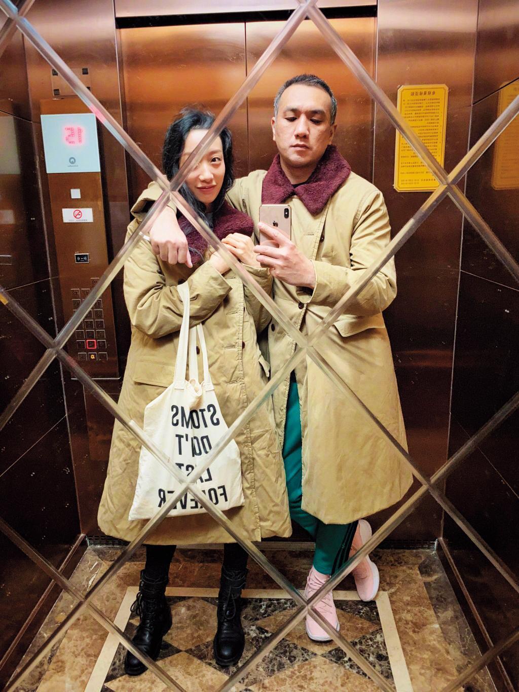 黃覺與太太麥子的自拍，充分顯示他浮誇的那一面。（翻攝自黃覺微博）